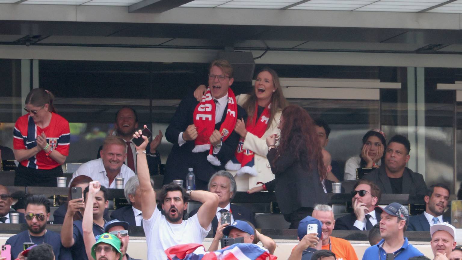 Prinzessin Ingrid Alexandra von Norwegen und ihr Bruder Prinz Sverre Magnus verfolgen am 05. Juli 2026 das WM-Achtelfinalspiel zwischen Brasilien und Norwegen im MetLife Stadium in East Rutherford, New Jersey.