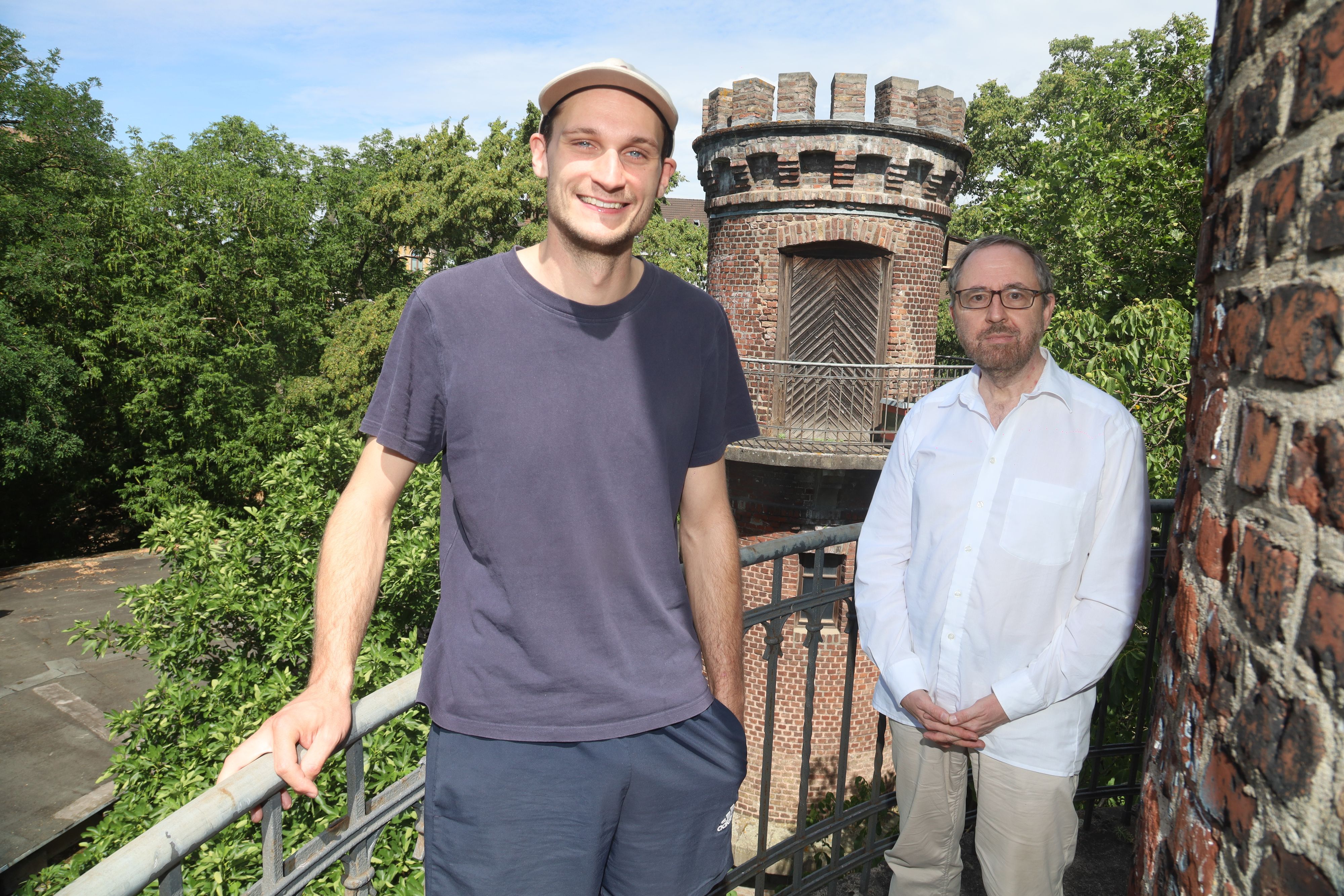 Leonard Böing und Alexander Hess stehen an einem Geländer des Fort IV.