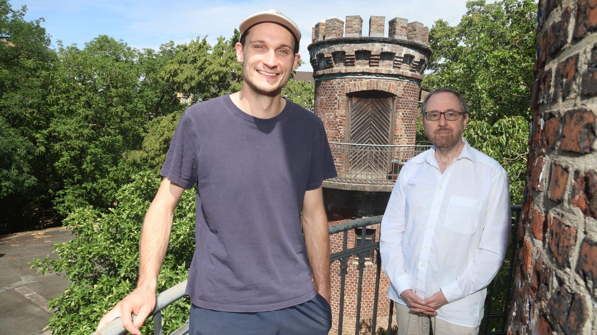 Leonard Böing (Fort Paul) und Alexander Hess vom Verein Fortis Colonia e.V. (v.l.) stellen das Programm der Kölner Festungstage 2026 im historischen Kernwerk von Fort IV, dem „Fort Paul“ im Volksgarten vor.