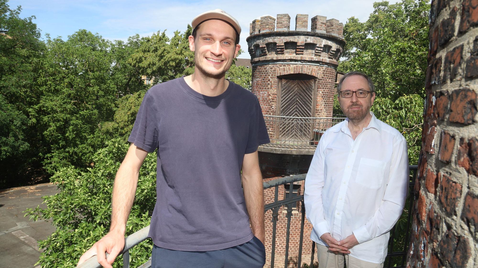 Leonard Böing und Alexander Hess stehen an einem Geländer des Fort IV.