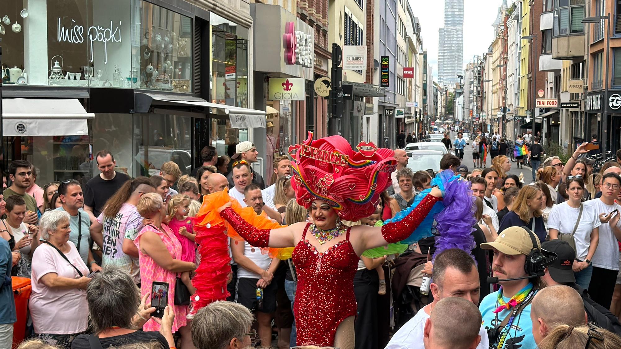 01.07.2022, Köln: ColognePride (CSD-Straßenfest) in der Schaafenstraße. Foto: CSD in Köln