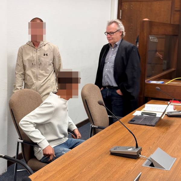 Die beiden beschuldigten Brüder mit Anwalt Gordon Christiansen beim Prozessauftakt im Kölner Landgericht