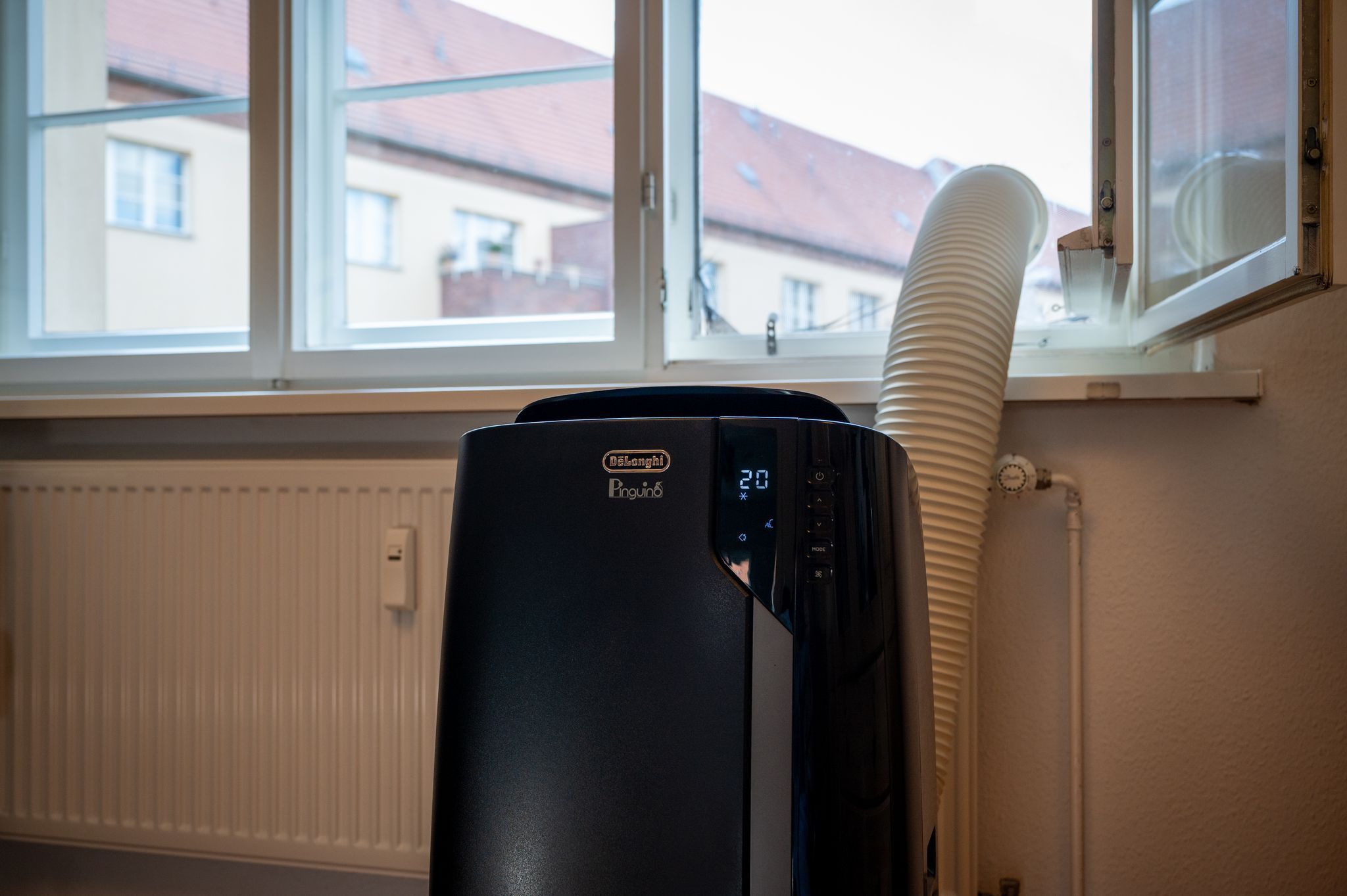 Achtung: Unterdruck! Der Abluftschlauch eines mobilen Klimageräts gehört durchs Fenster - am besten gut abgedichtet, etwa mit einer Acrylglasscheibe samt Loch für den Schlauch.