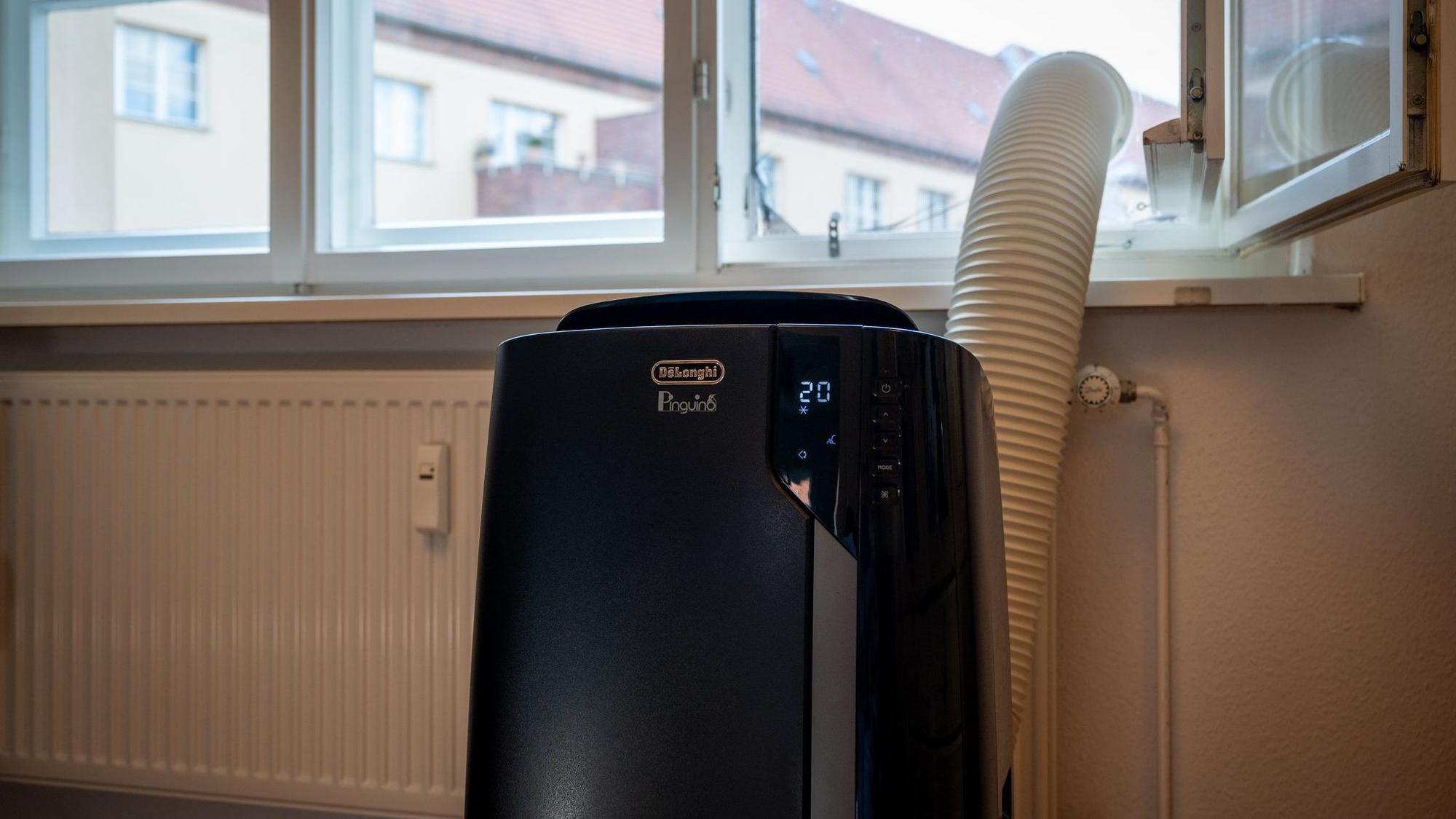 Achtung: Unterdruck! Der Abluftschlauch eines mobilen Klimageräts gehört durchs Fenster - am besten gut abgedichtet, etwa mit einer Acrylglasscheibe samt Loch für den Schlauch.