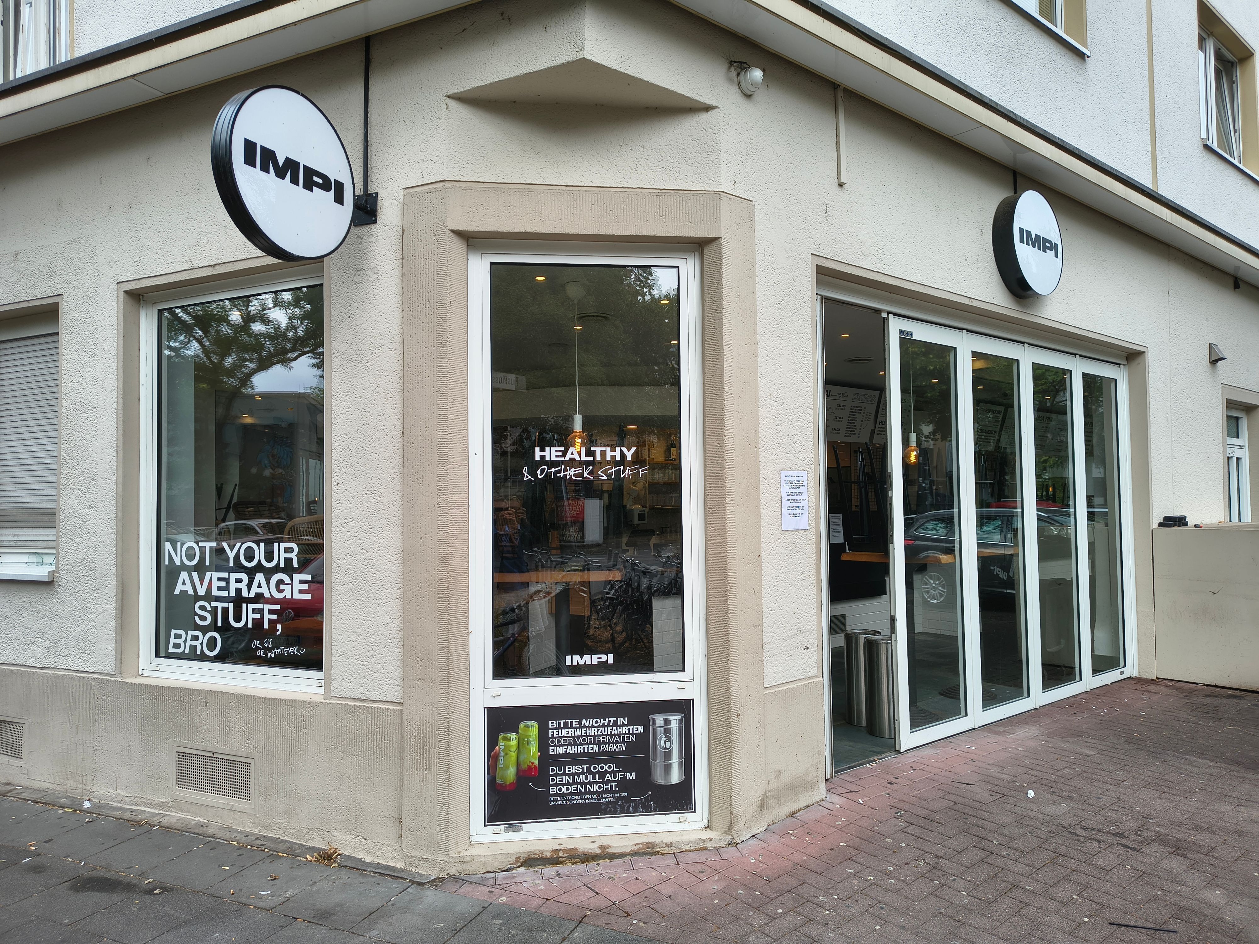 Das Café Impi von vorne. Auf das Café in Ehrenfeld wurde offenbar ein Angriff mit einer stinkenden Substanz verübt.