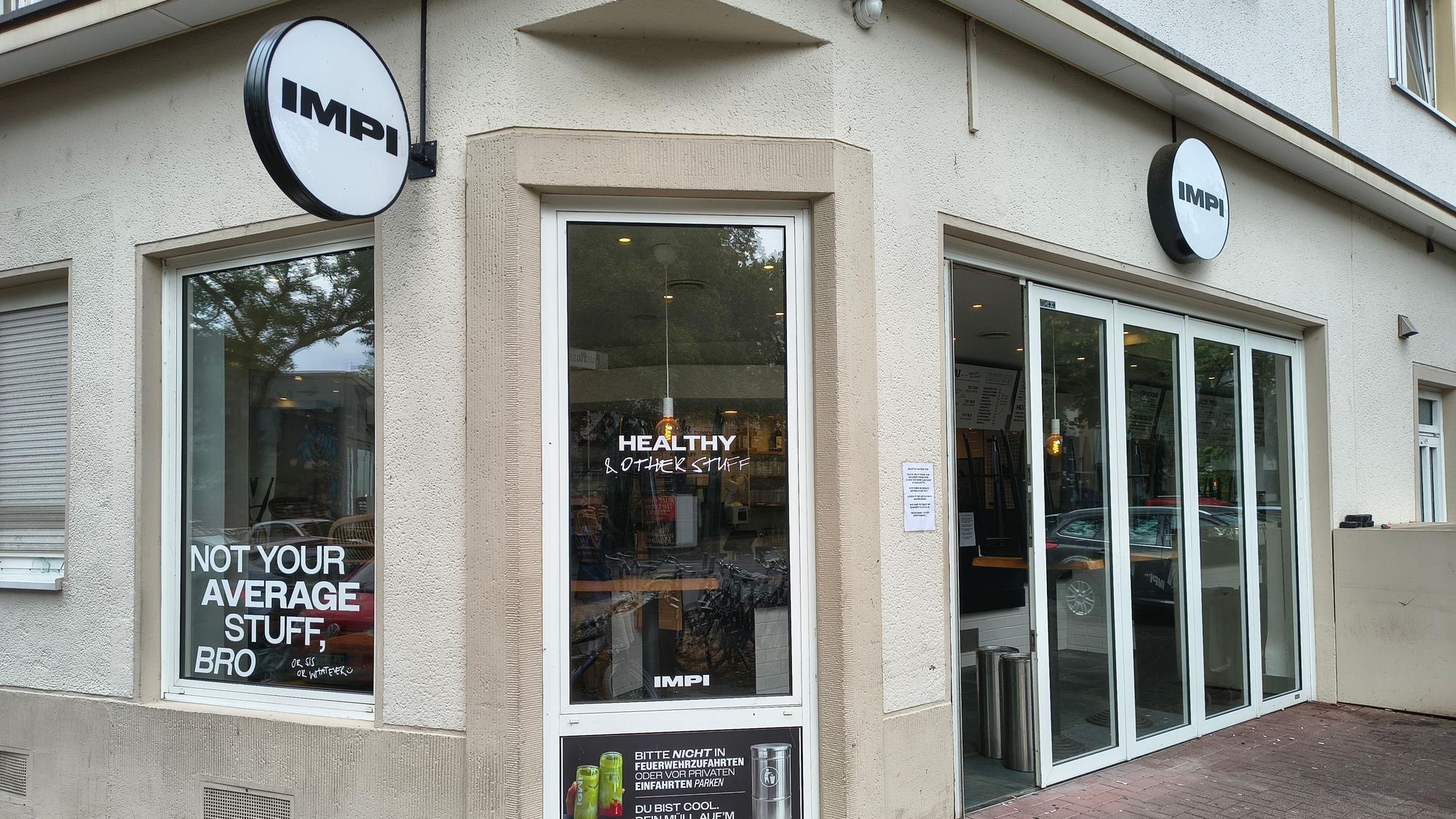 Das Café Impi von vorne. Auf das Café in Ehrenfeld wurde offenbar ein Angriff mit einer stinkenden Substanz verübt.