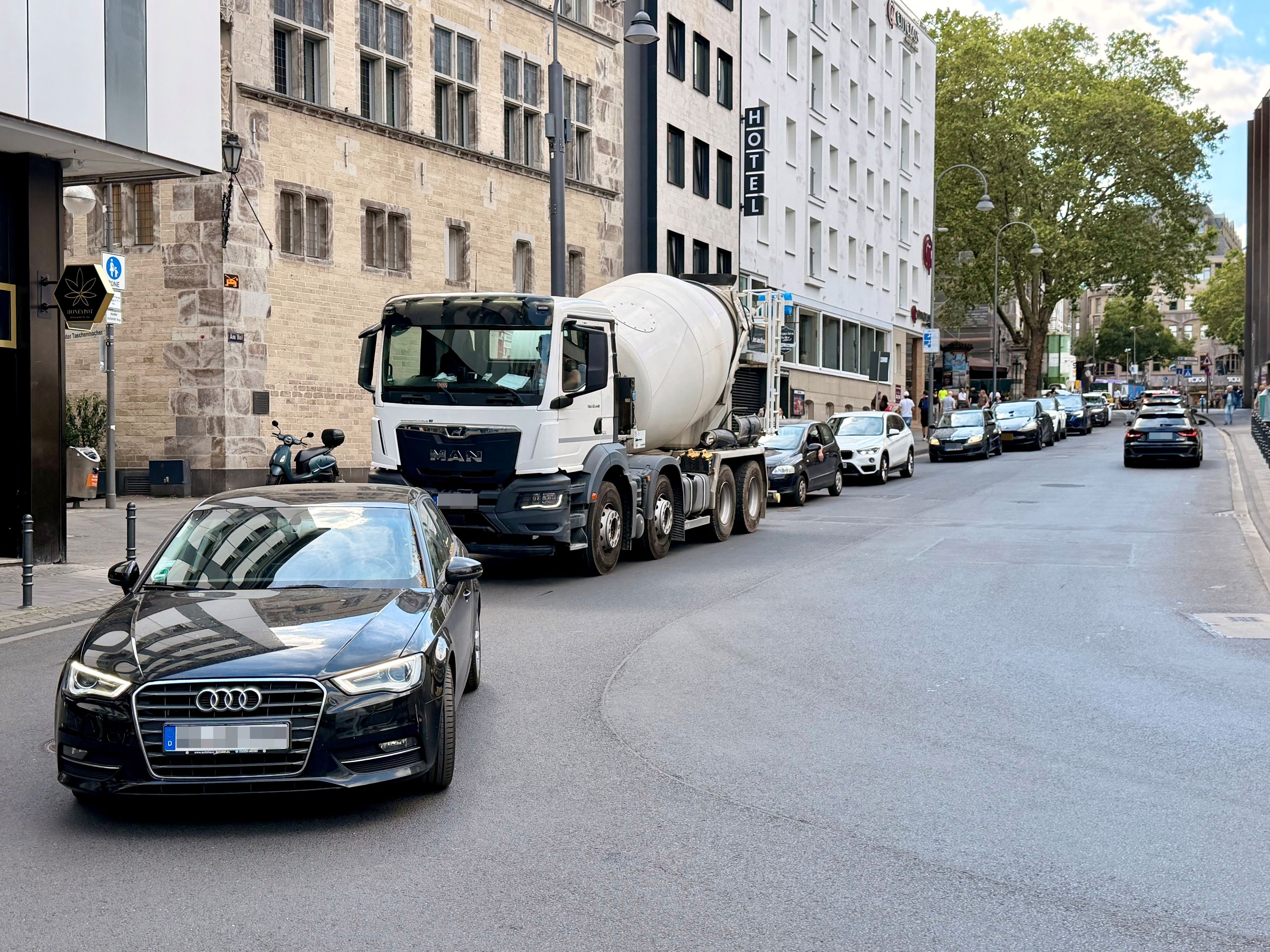 Die Autos stauten sich auch auf der Straße Am Hof.