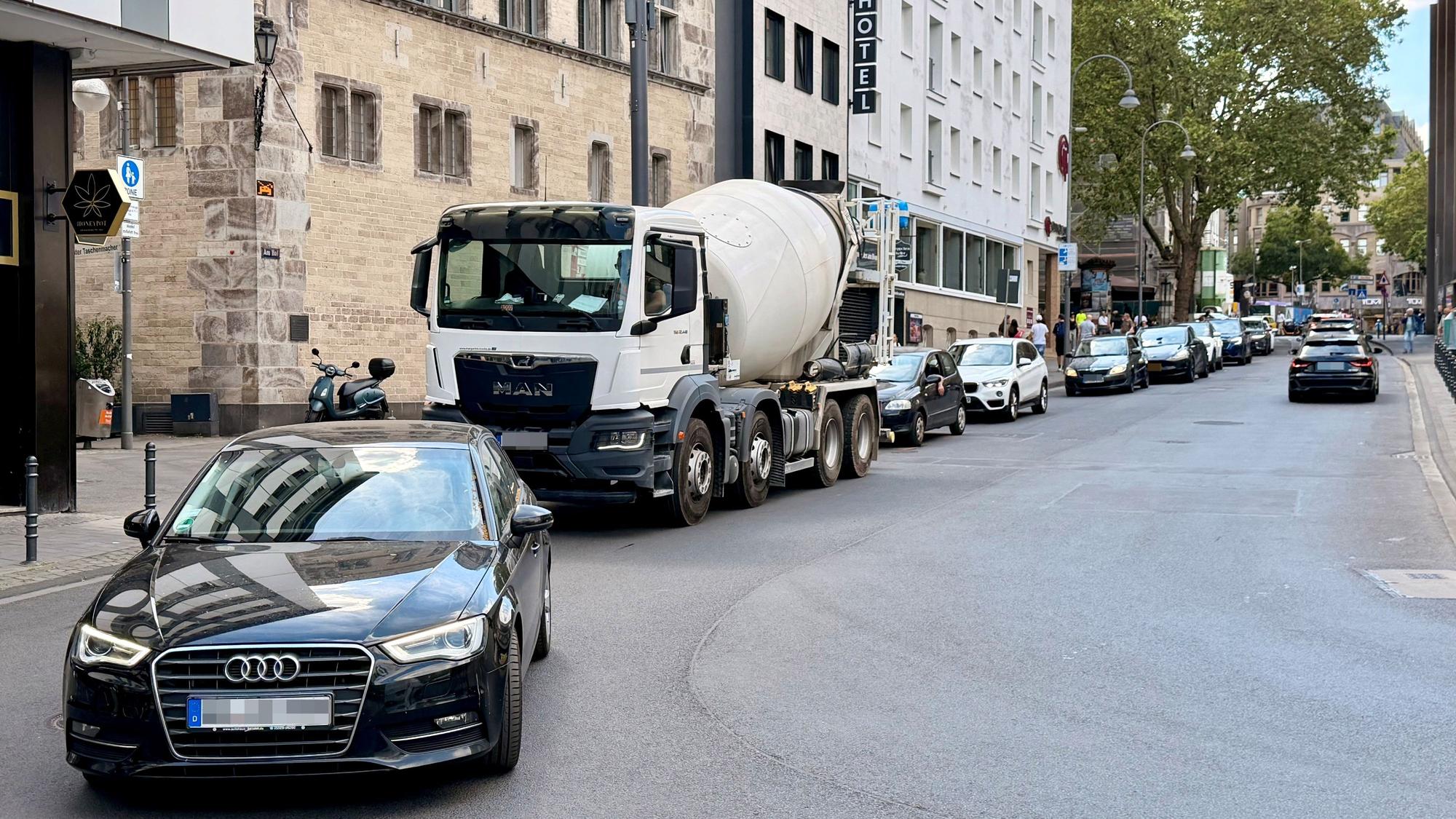 Autofahrer, die zur Rheinuferstraße fahren wollen, stehen in der Kölner Altsatdt im Stau.