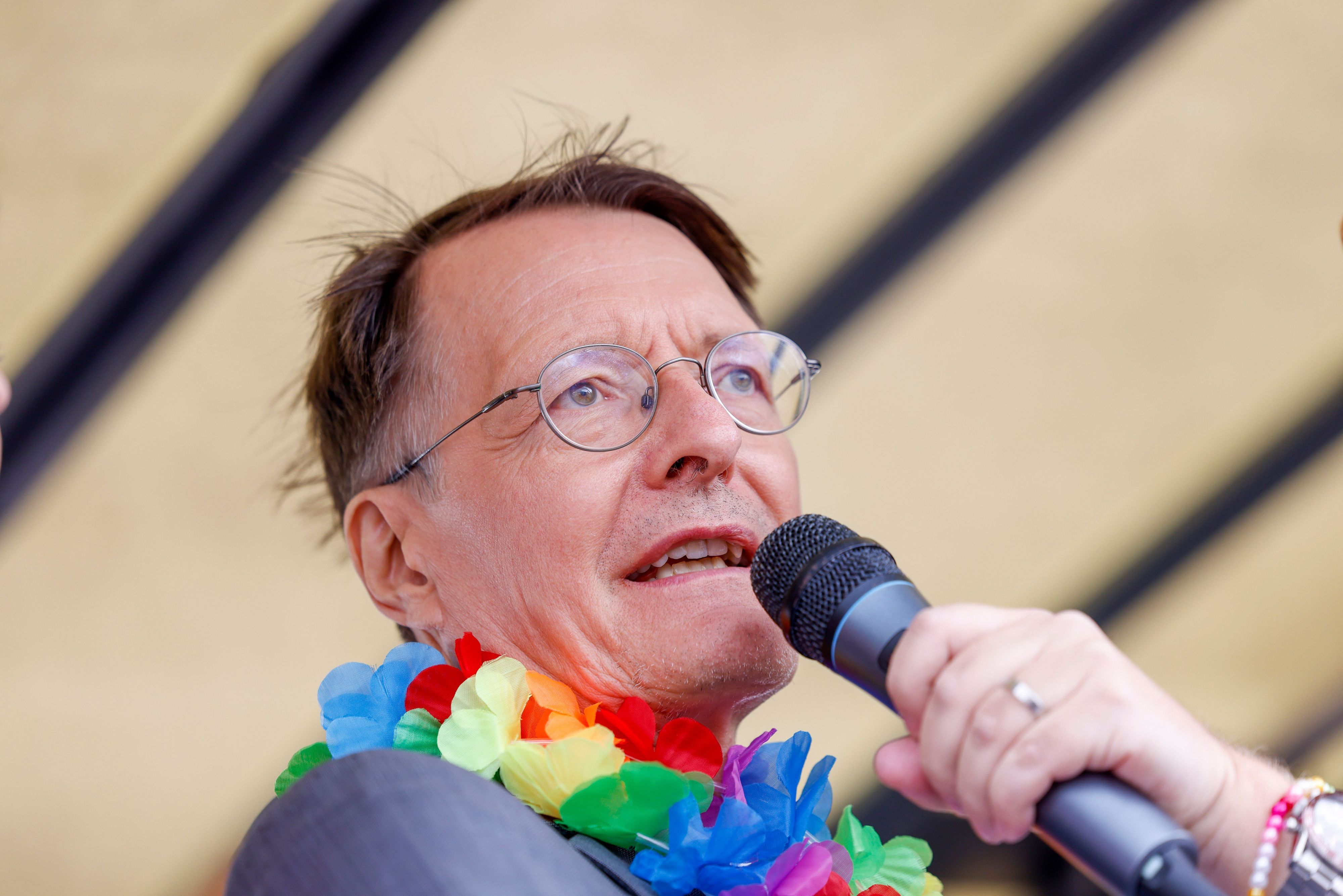Karl Lauterbach (SPD), nimmt an der Kölner Parade zum Christopher Street Day teil.