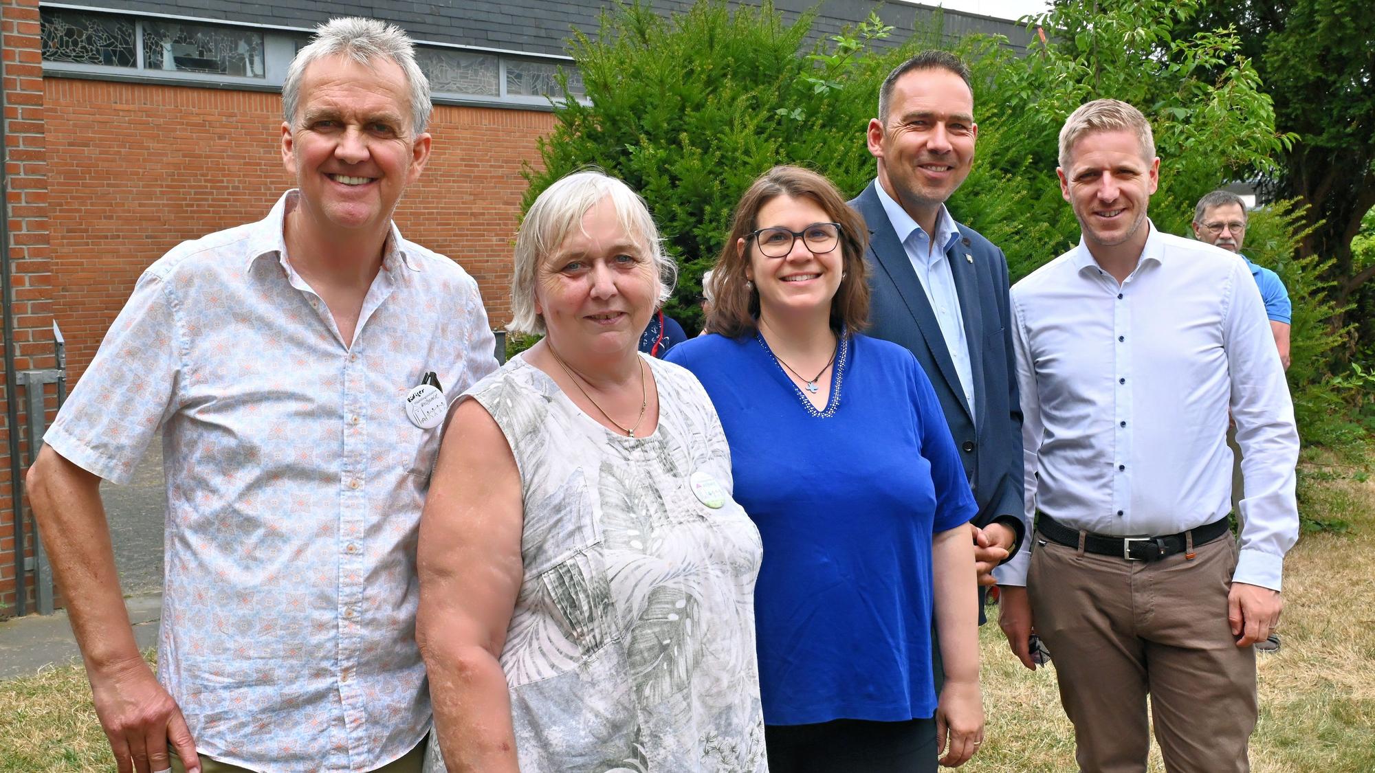 Ein Gruppenbild mit Landrat Markus Ramers, Weilerswists Bürgermeister Dino Steuer und Pfarrerin Judith Weichsel, Karin Becker und Rüdiger Tontsch.