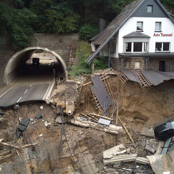 Die Bundesstraße durch das Ahrtal war hinter einem Tunnel von der Sturzflut im Juli 2021 weggerissen worden (Luftaufnahme mit einer Drohne).
