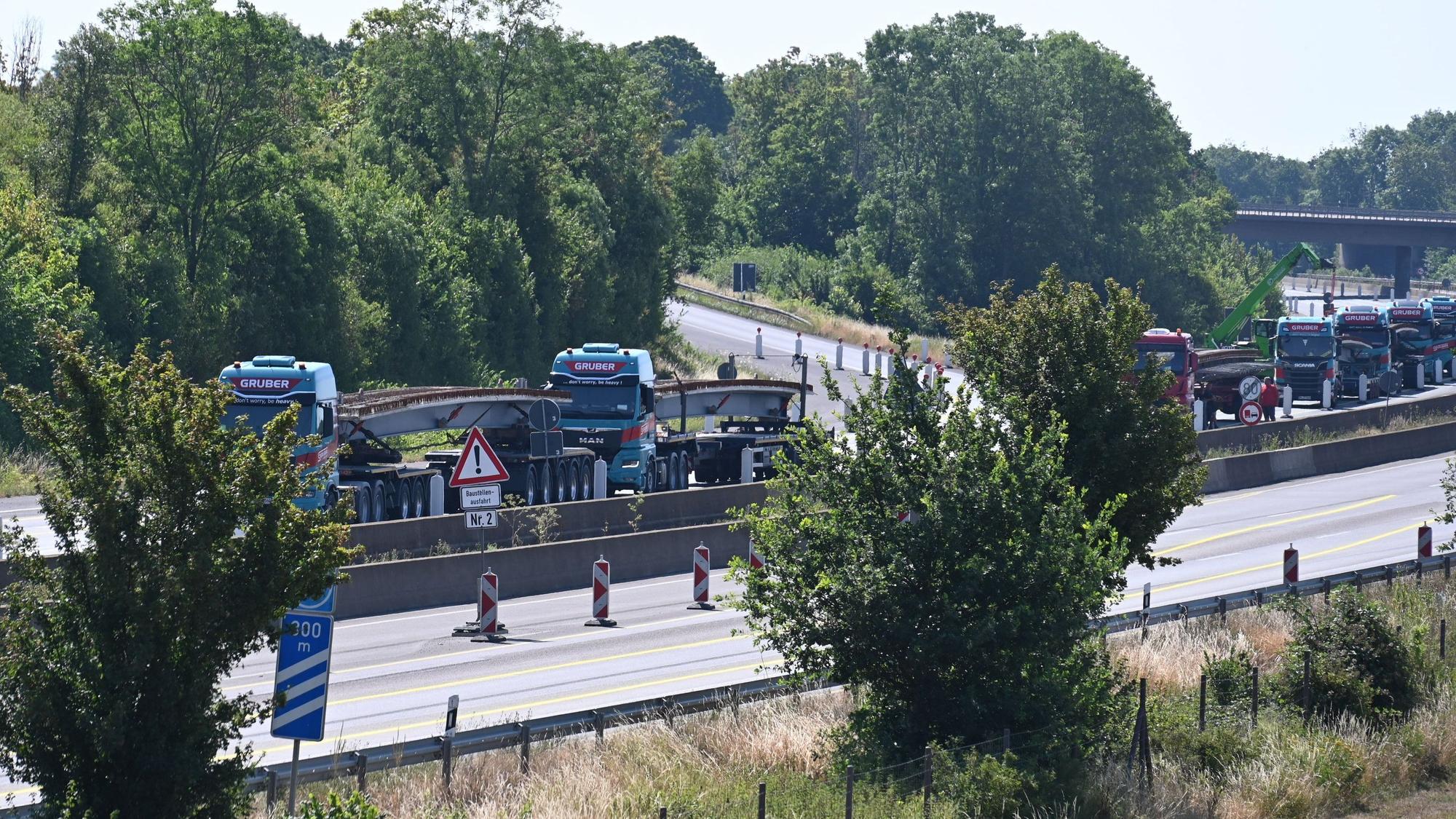 Lkw transportieren Brückenteile auf der Autobahn.