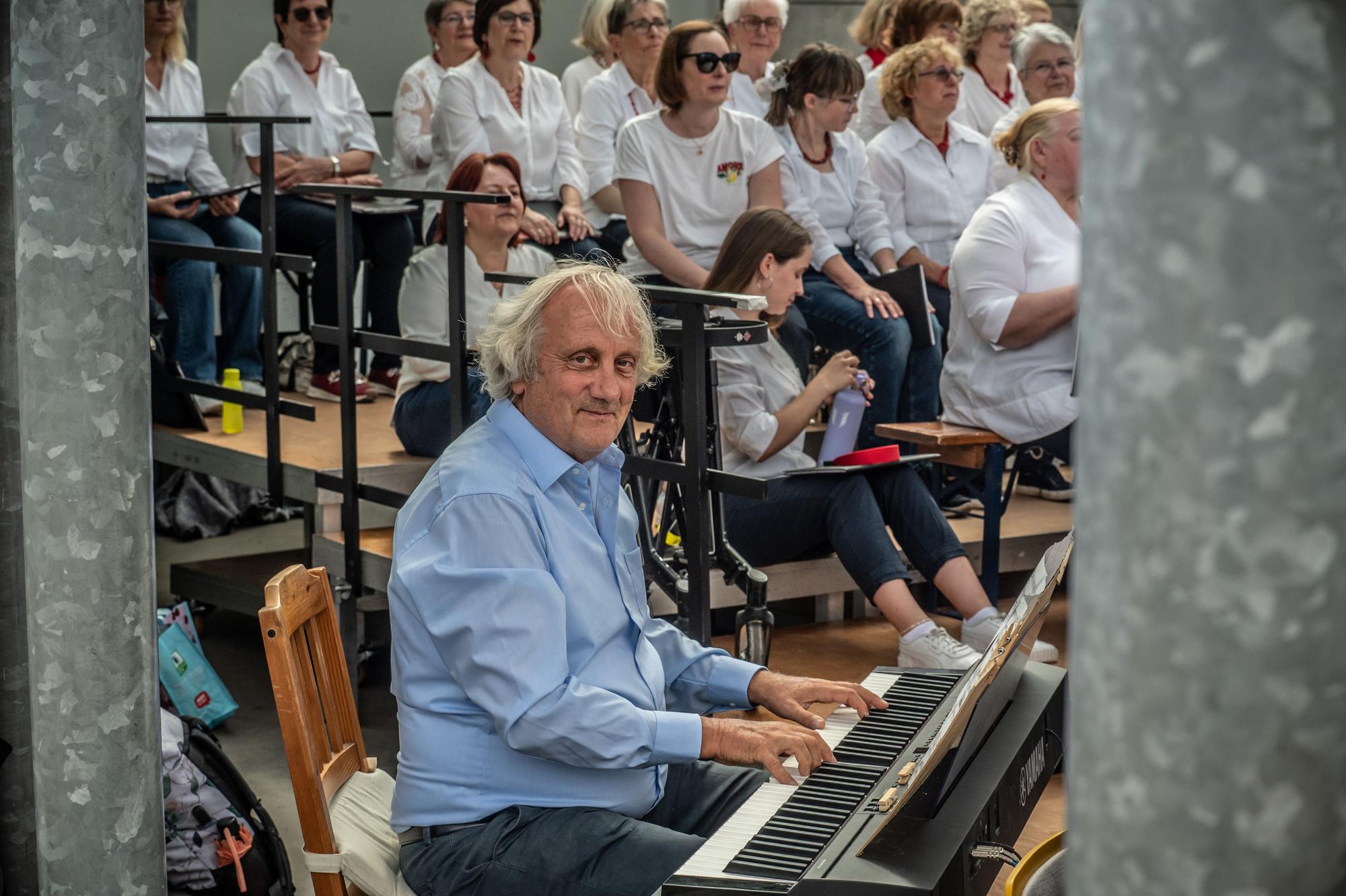 Hans André Stamm beim Singalarm im Neulandpark mit dem Bayer Männerchor und dem Langenfelder Frauenchor