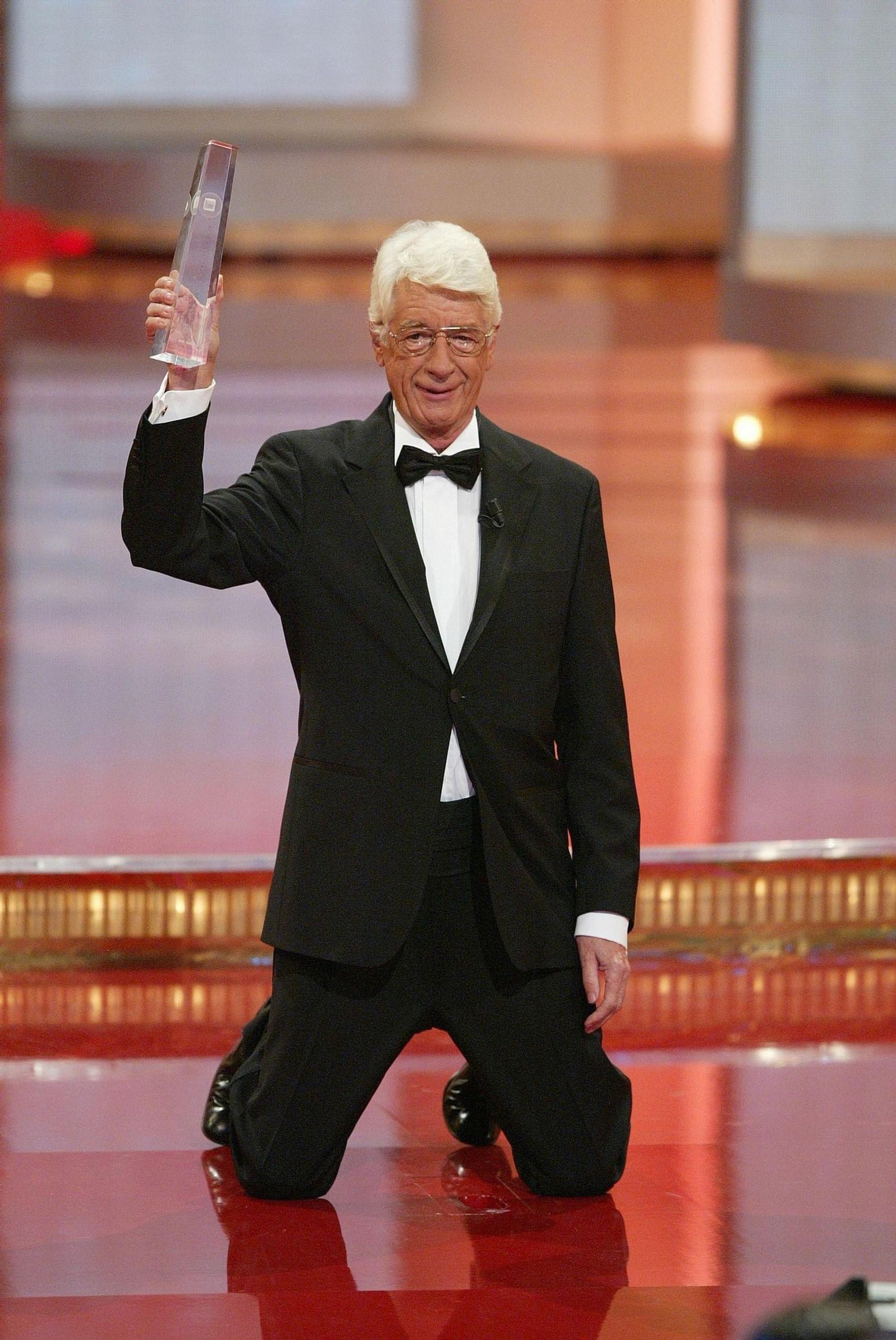 Immer gut für eine Show: Rudi Carrell beim Deutschen Fernsehpreis 2003. (Bild: RTL / teleschau-Archiv)
