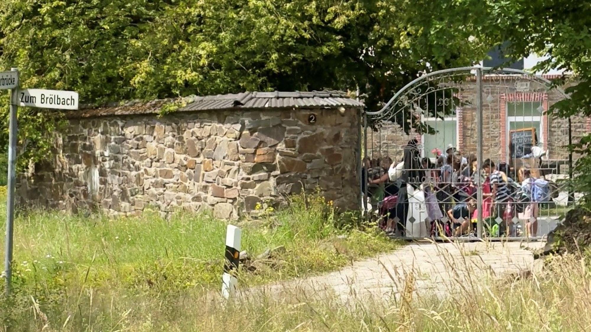 In Ruppichteroth sind zwei Schulen in Trägerschaft der Pius-Bruderschaft: St. Albert in Bröleck und das Mädcheninternat Theresiengymnasium in Schönenberg.