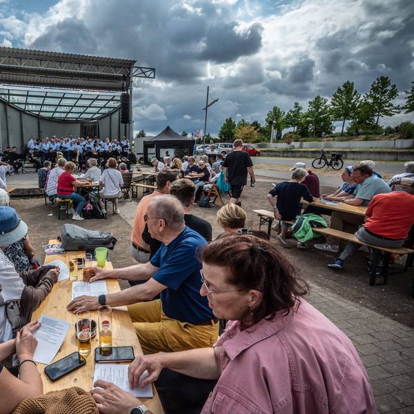 Zum Singalarm im Neulandpark mit dem Bayer Männerchor und dem Langenfelder Frauenchor waren 500 Zuschauer und Mitsinger gekommen.