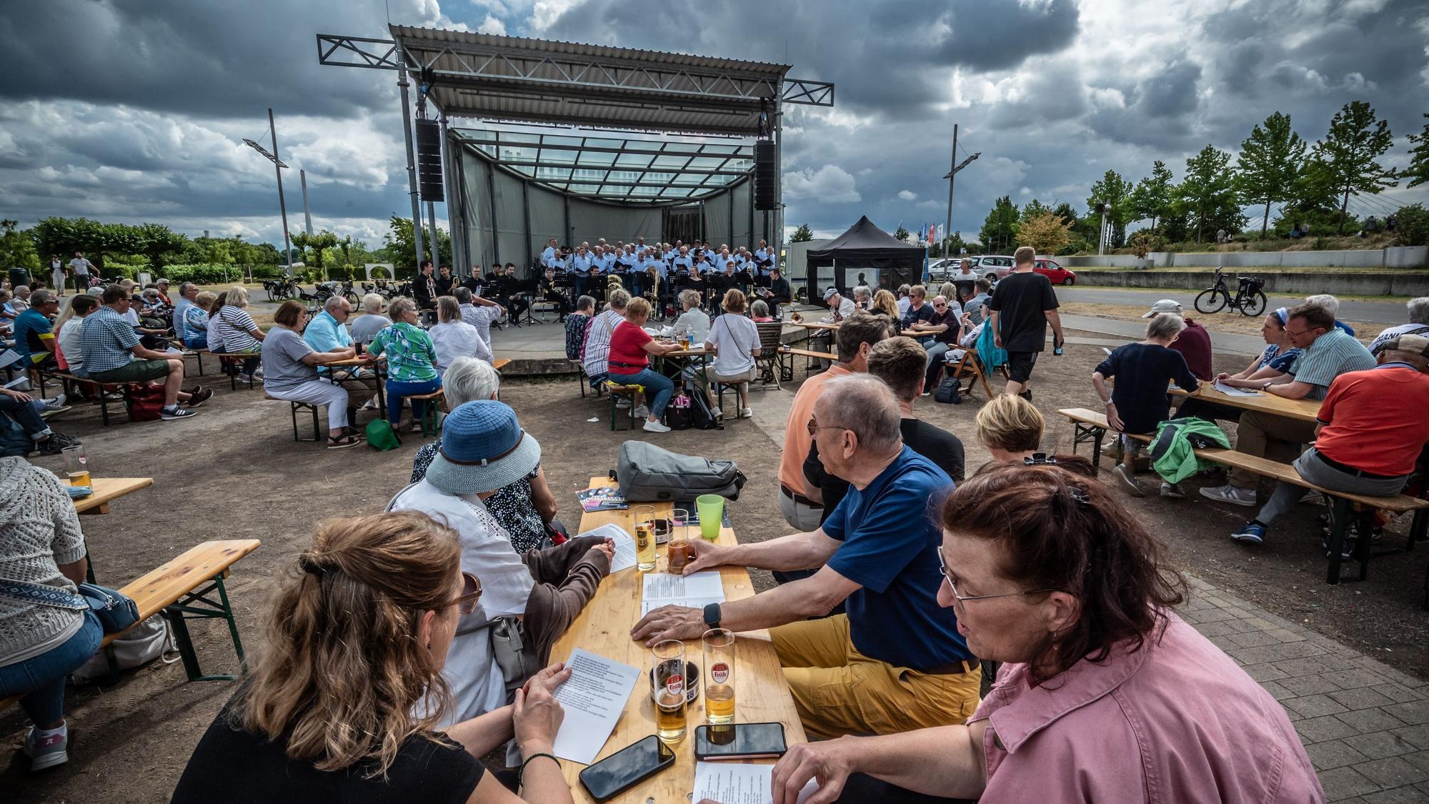 Zum Singalarm im Neulandpark mit dem Bayer Männerchor und dem Langenfelder Frauenchor waren 500 Zuschauer und Mitsinger gekommen.