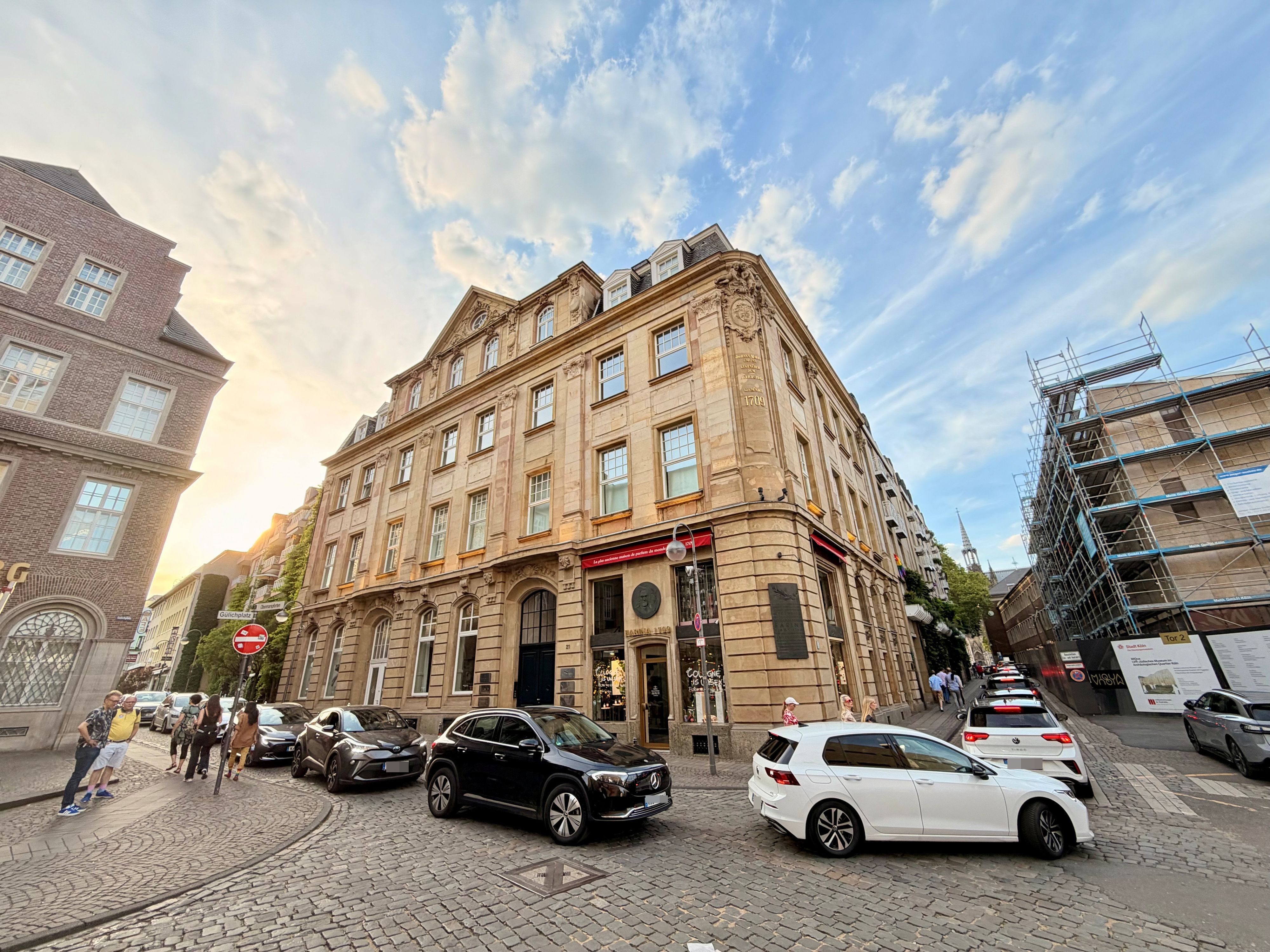 Bis zum Farina-Duftmuseum und zum Historischen Rathaus standen die Autos.