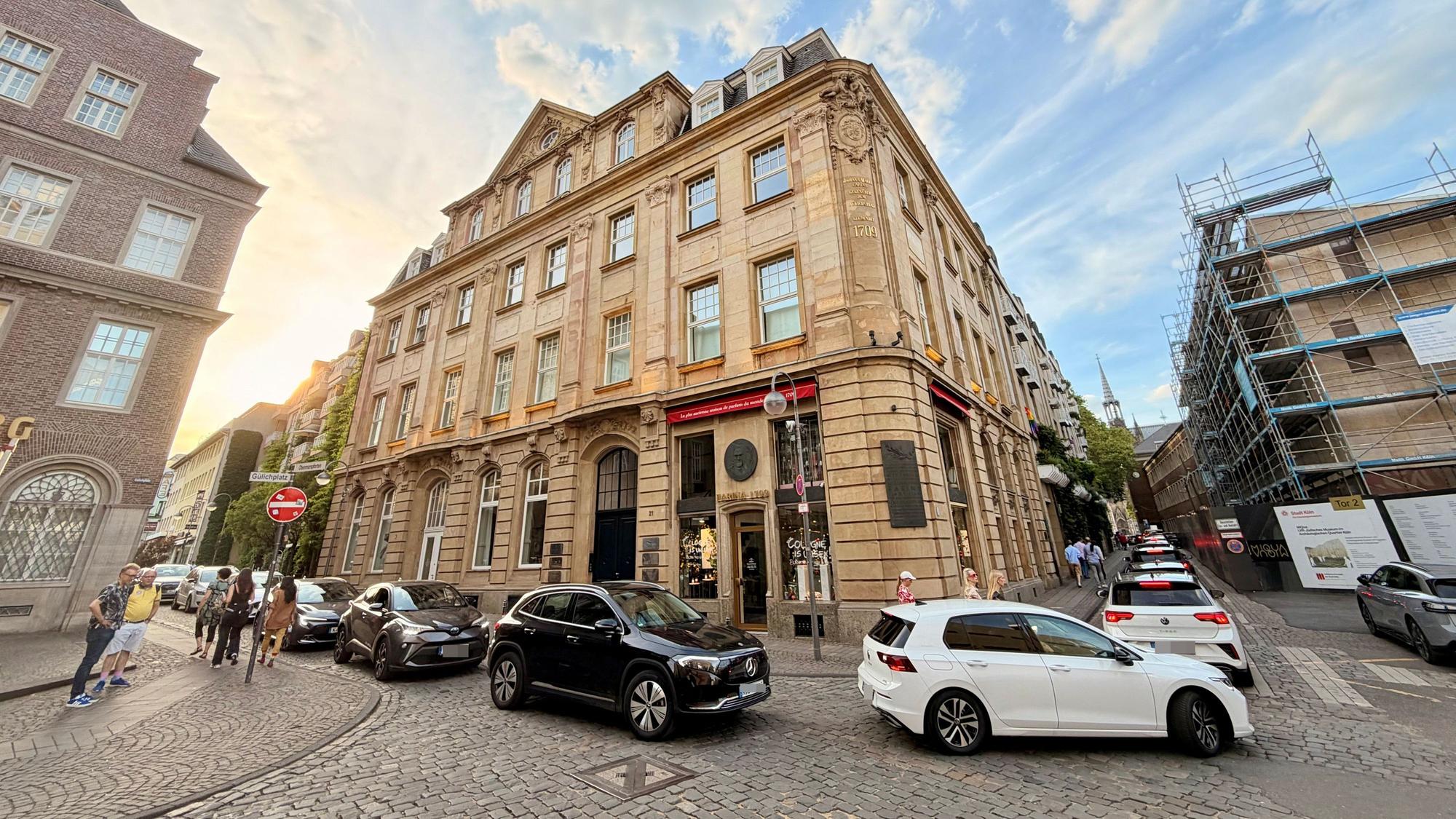 Bis zum Farina-Duftmuseum und zum Historischen Rathaus standen die Autos.
