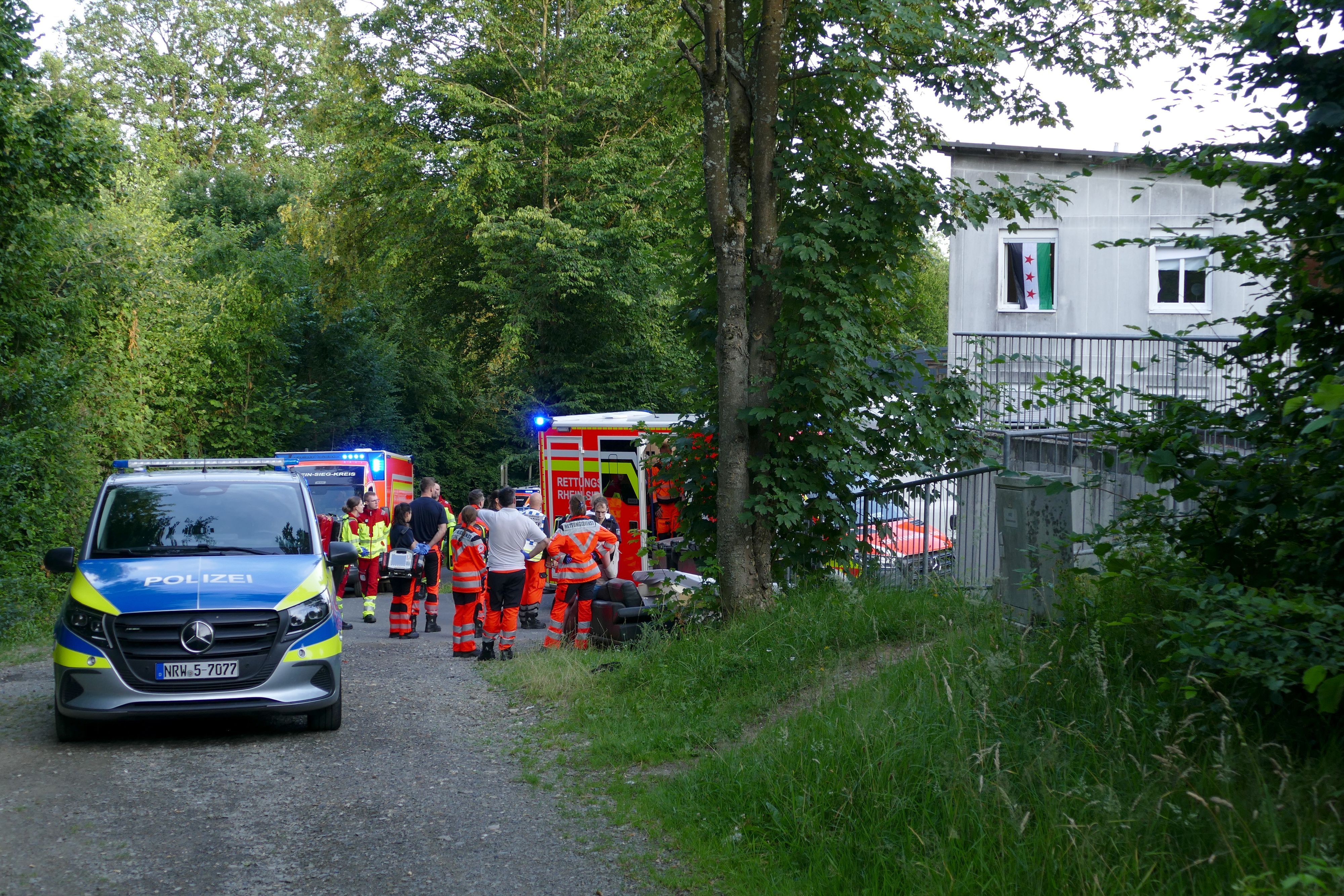 Zahlreiche Kräfte von Polizei und Rettungsdienst waren zu der Unterkunft gefahren, auch ein Rettungshubschrauber landete dort.