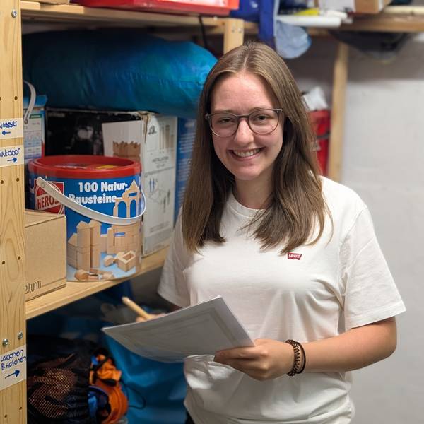 Das Foto zeigt Julia Krüger mit einer Inventarliste im Materialkeller.