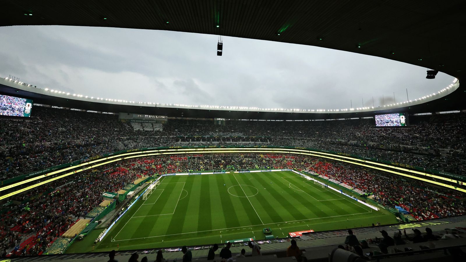 Wegen Wetterkapriolen konnte das WM-Achtelfinale zwischen Mexiko und England erst verspätet starten. (Bild: Getty Images / Darrian Traynor)