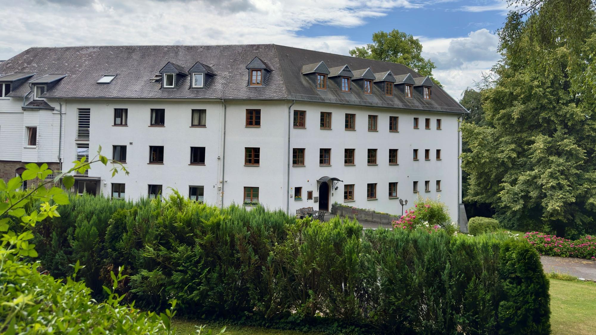 In Ruppichteroth befinden sich zwei Schulen in Trägerschaft der Pius-Bruderschaft: St. Albert in Bröleck und das Mädcheninternat Theresiengymnasium in Schönenberg.