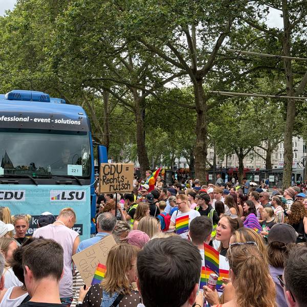 Der Wagen der „Lesben und Schwulen in der Union“ beim CSD-Straßenfest.