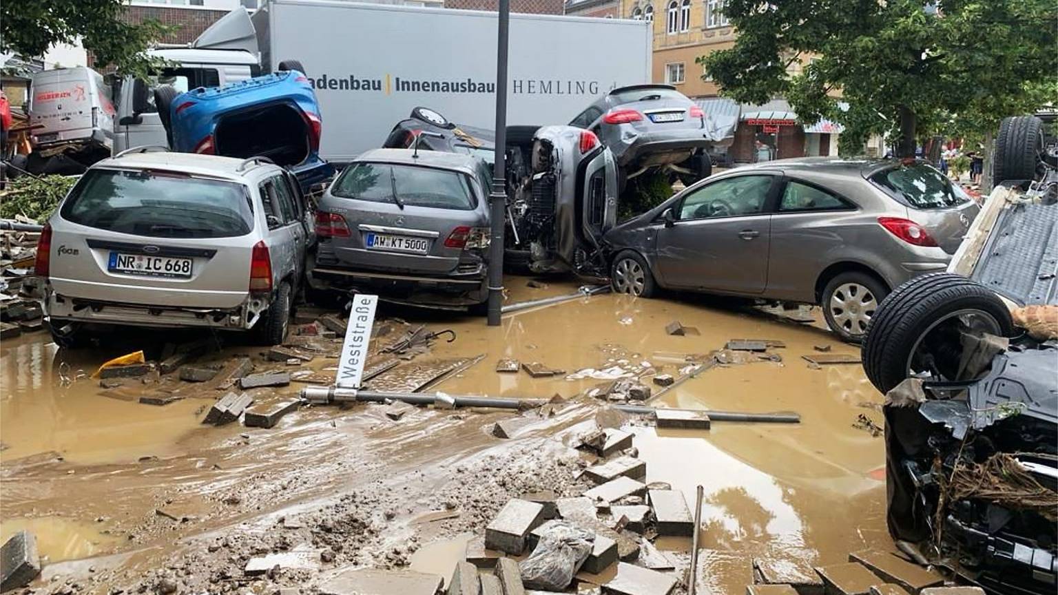Im Juli 2021 hinterließ eine Flutkatastrophe in Bad Neuenahr eine Spur der Verwüstung. (Bild: WDR / privat)