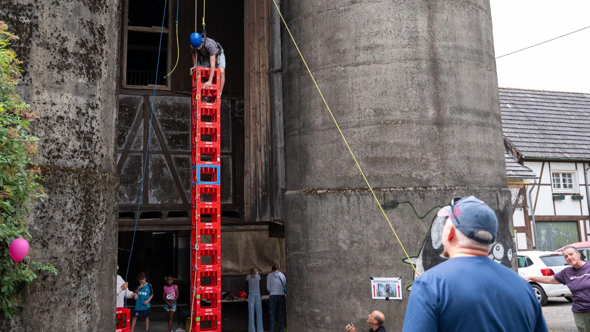 Nur für Mutige: Das Kistenklettern zwischen zwei Getreidesilos gehörte in Waldbröl-Dickhausen zum Festprogramm beim Jubiläum des gemeinsamen Dorfvereins mit Drinhausen und Rölefeld.