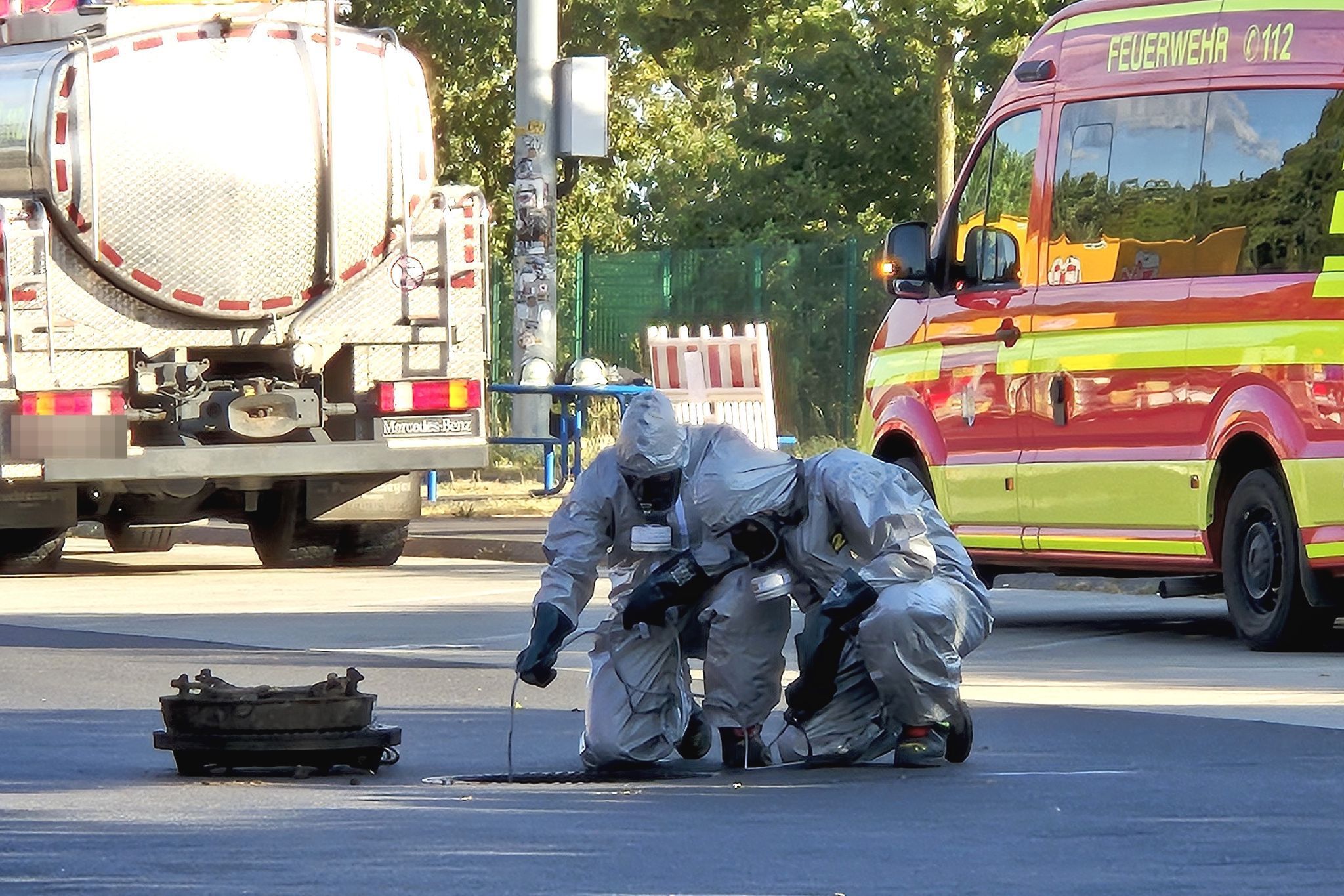 Einsatzkräfte sichern den Rastplatz an der Autobahn 61 ab.