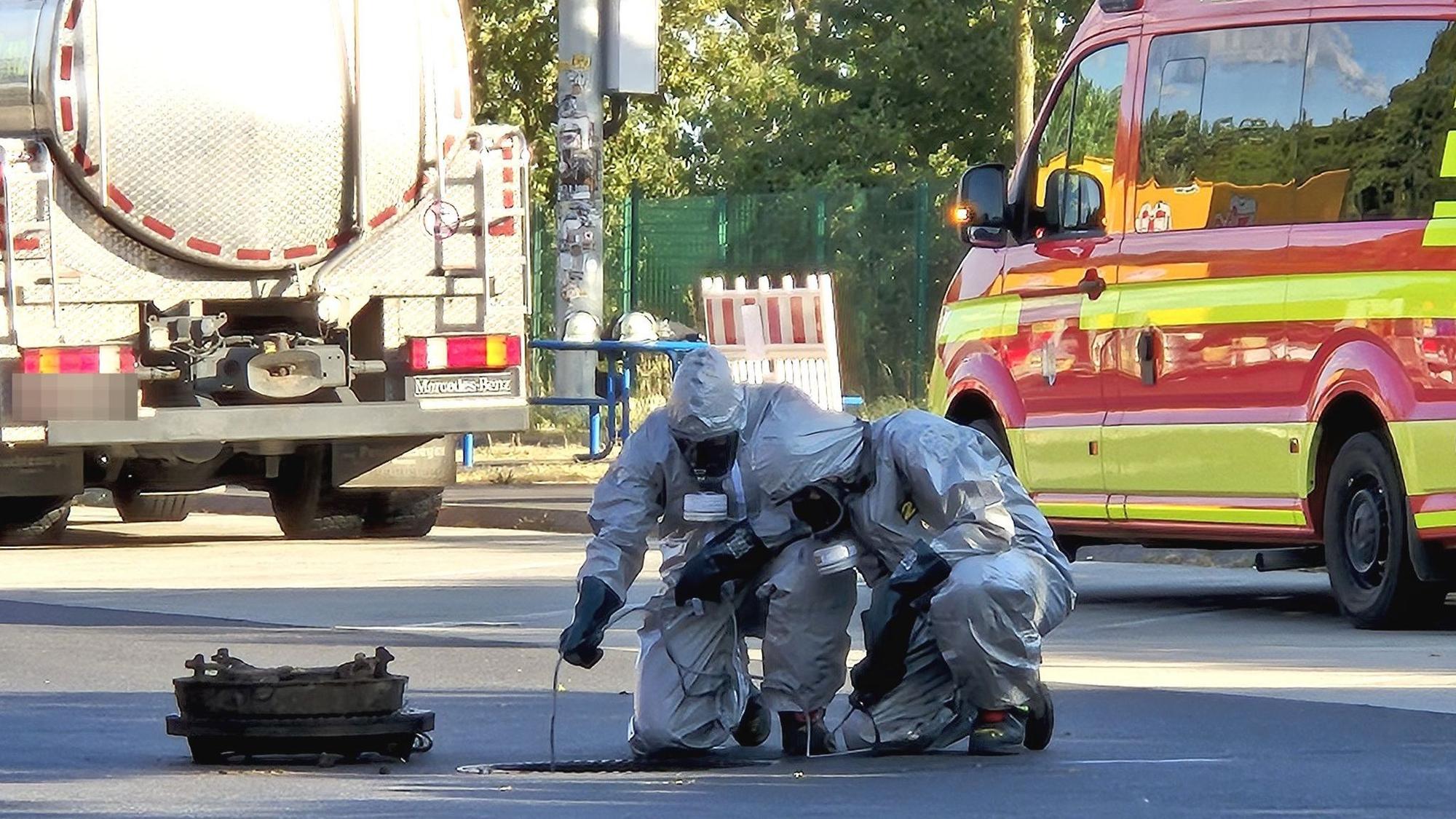 Einsatzkräfte sichern den Rastplatz an der Autobahn 61 ab.