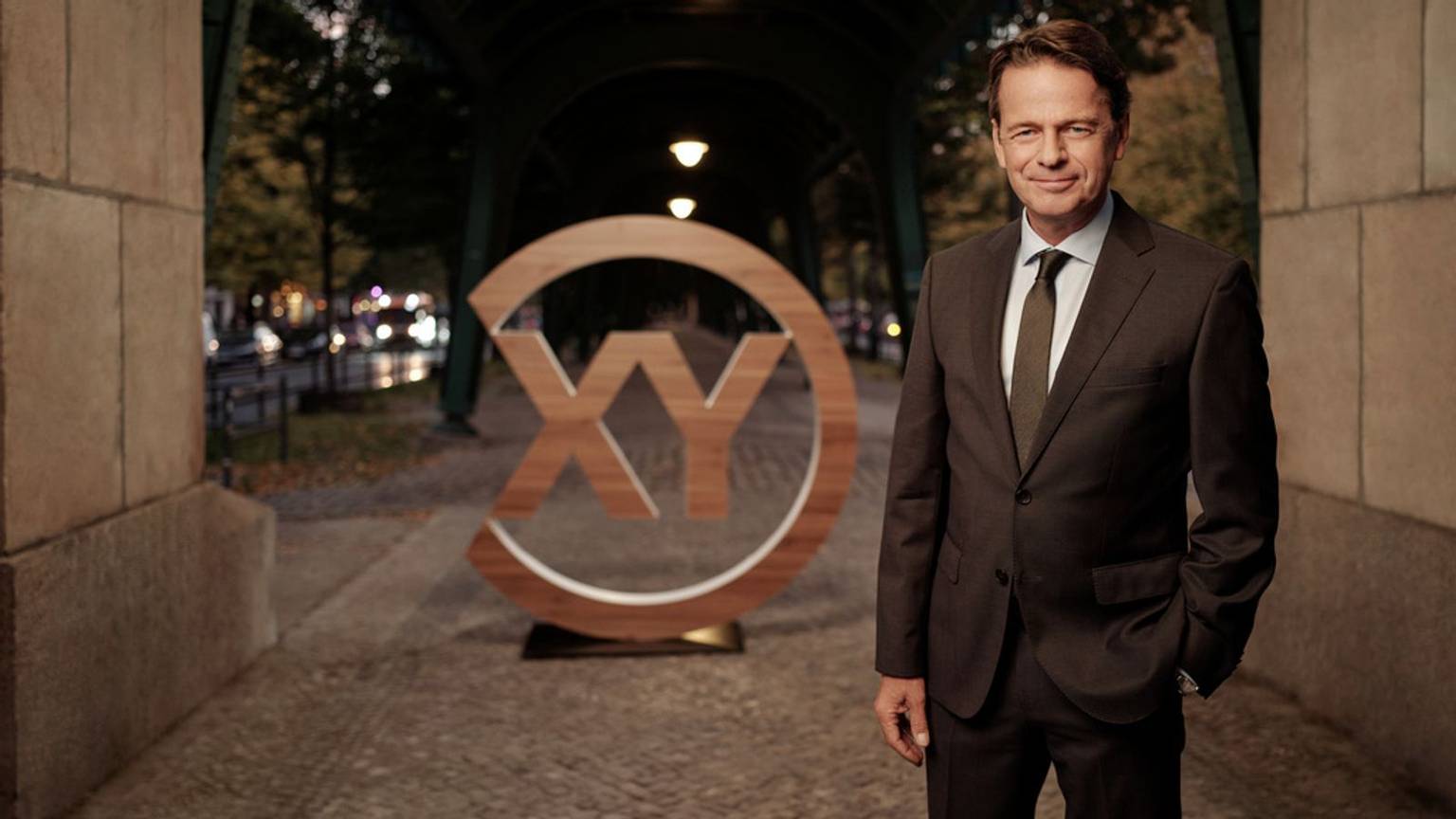 In einer live ausgestrahlten Sonderausgabe von „Aktenzeichen XY“ stellt Rudi Cerne von Vermisstenfälle vor. (Bild: ZDF/Tobias Schult)