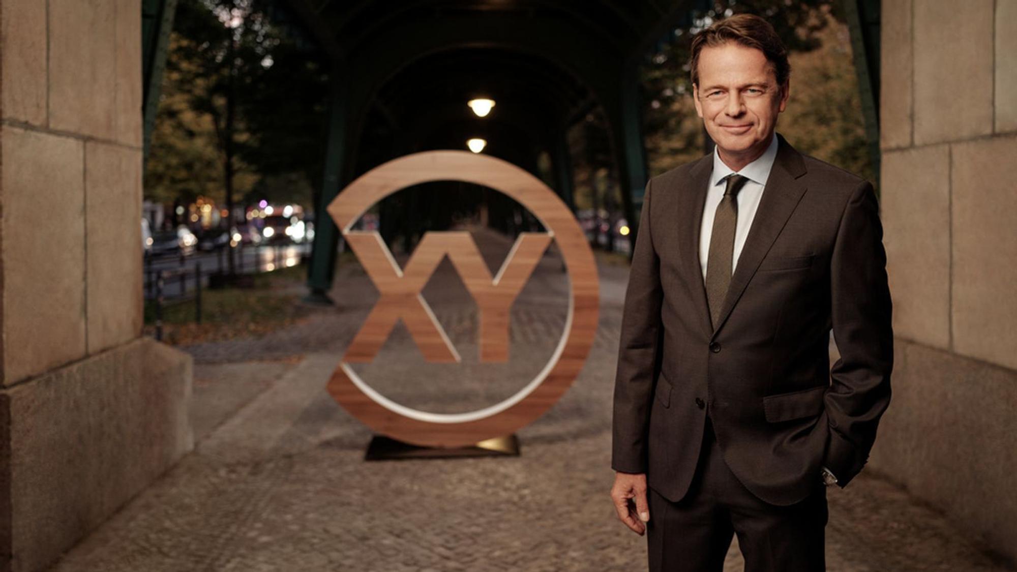 In einer live ausgestrahlten Sonderausgabe von „Aktenzeichen XY“ stellt Rudi Cerne von Vermisstenfälle vor. (Bild: ZDF/Tobias Schult)