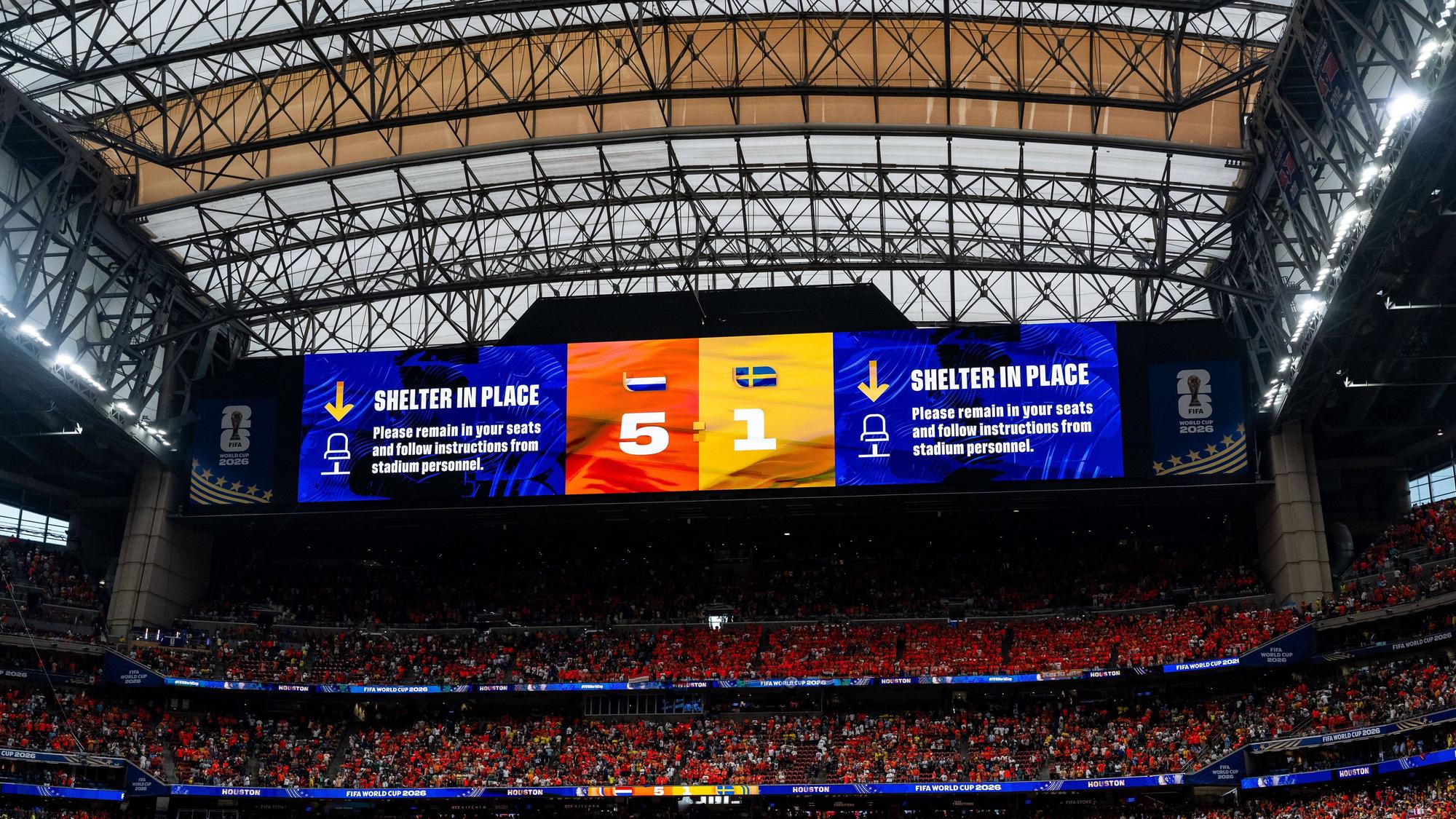 So breit wie eine Tribüne: die Video-Wand in Houston.