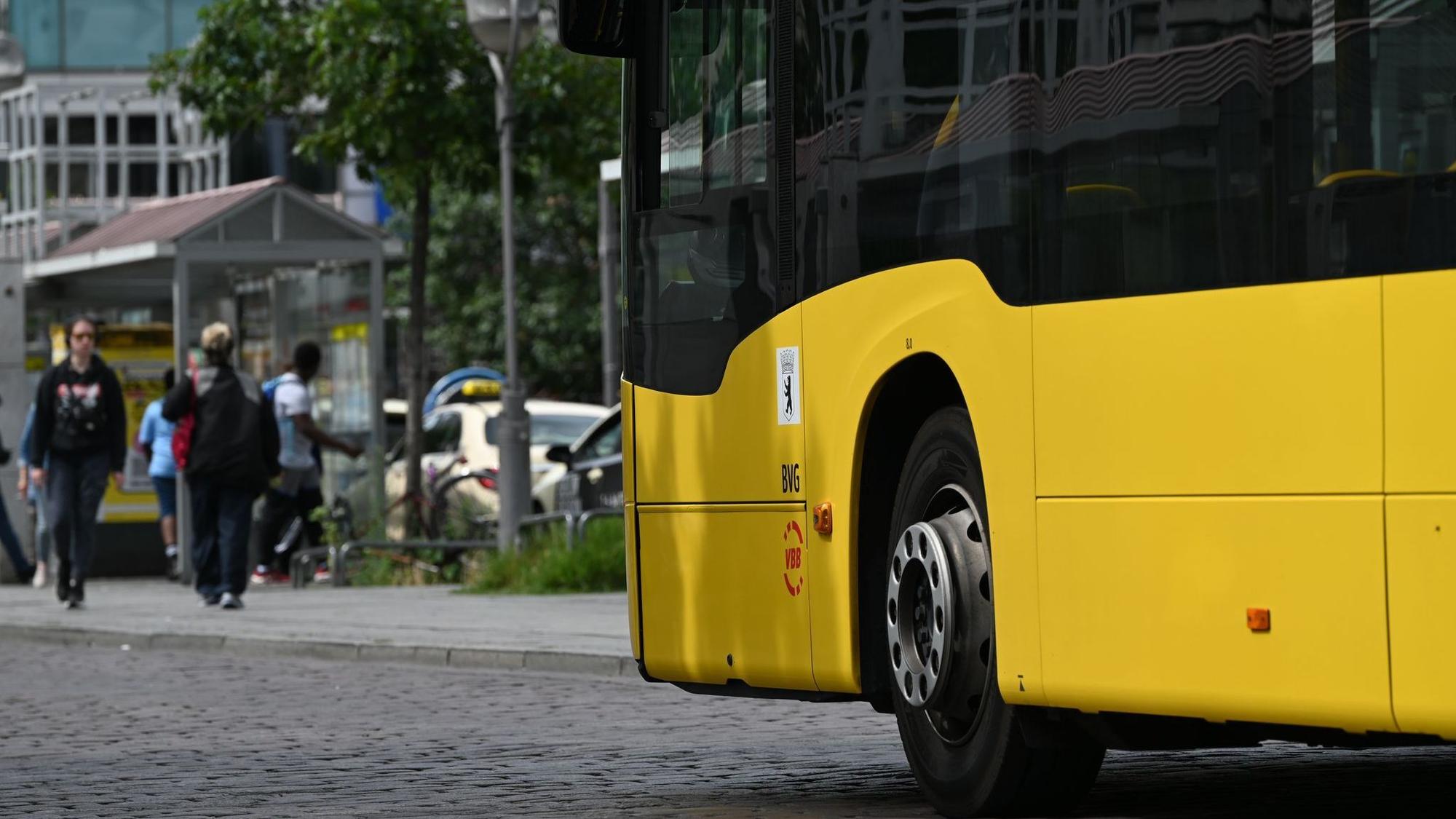 Die BVG in Berlin fährt weiter mit einem reduzierten Bus-Angebot. (Archivbild)
