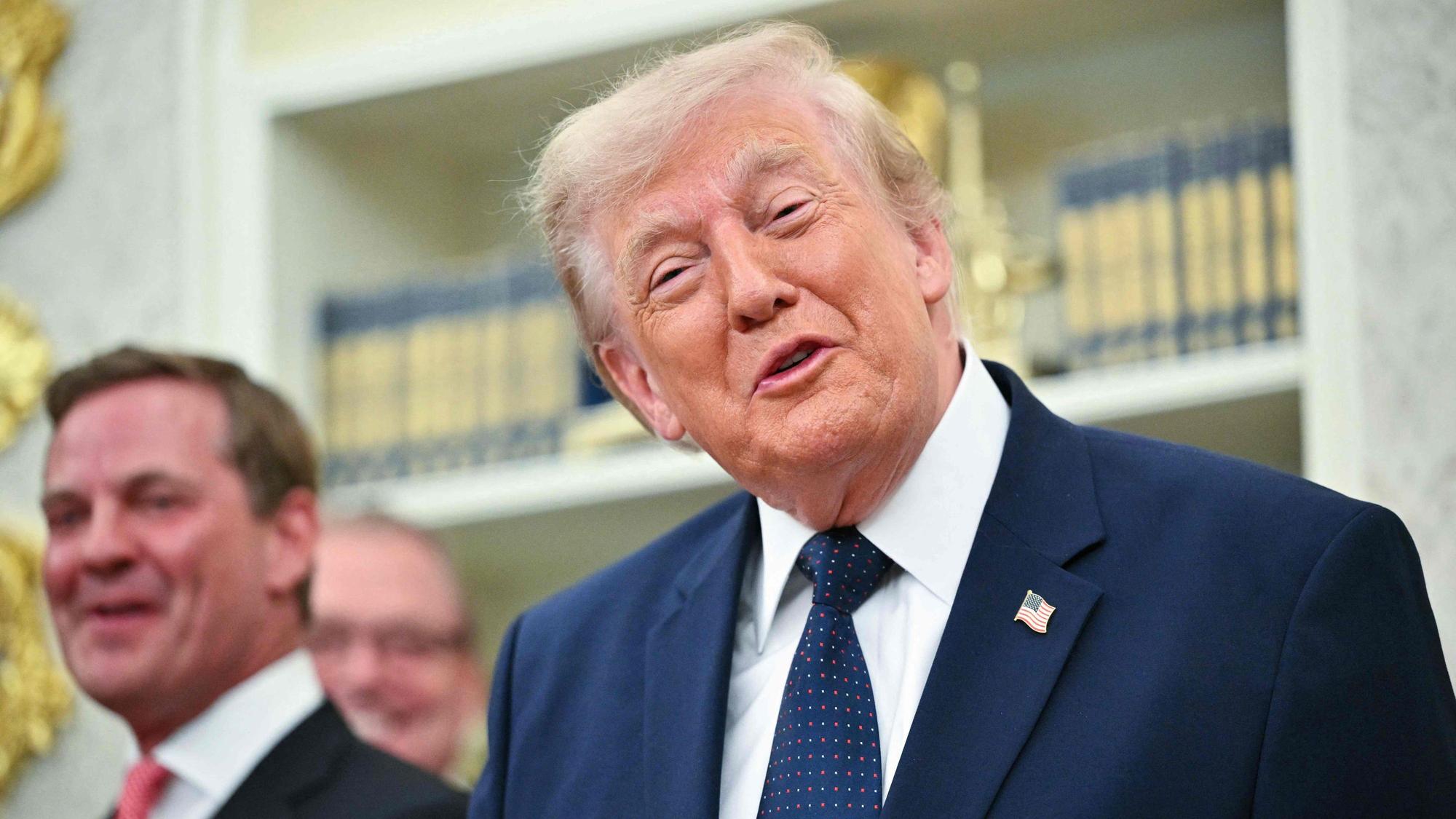 Donald Trump legt den Kopf zur Seite.