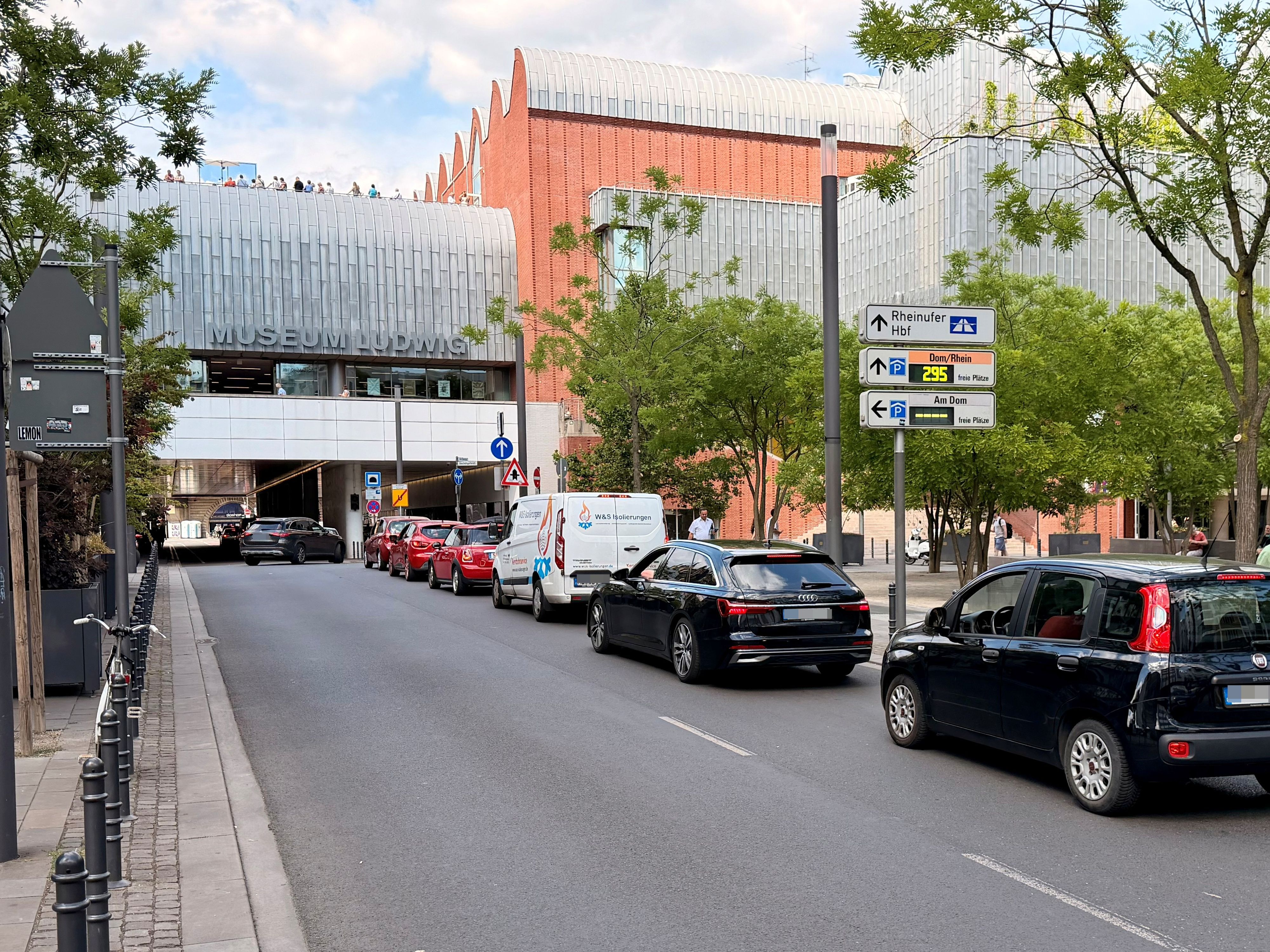An der Kölner Philharmonie in der Altstadt staut sich der Autoverkehr.