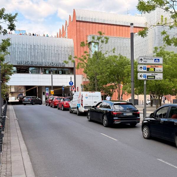 An der Kölner Philharmonie in der Altstadt staut sich der Autoverkehr.