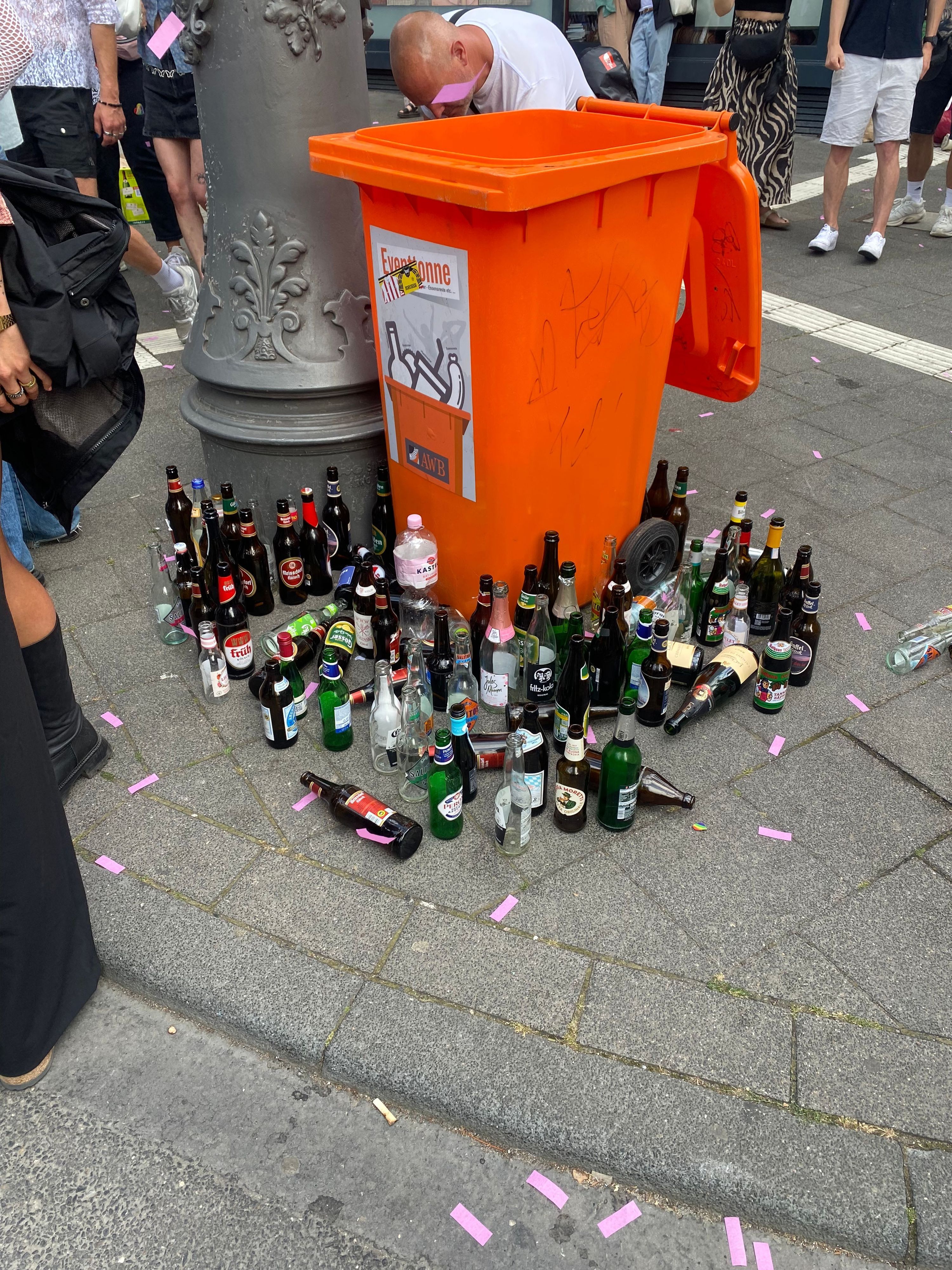 Leere Flaschen neben Eventtonne der AWB.