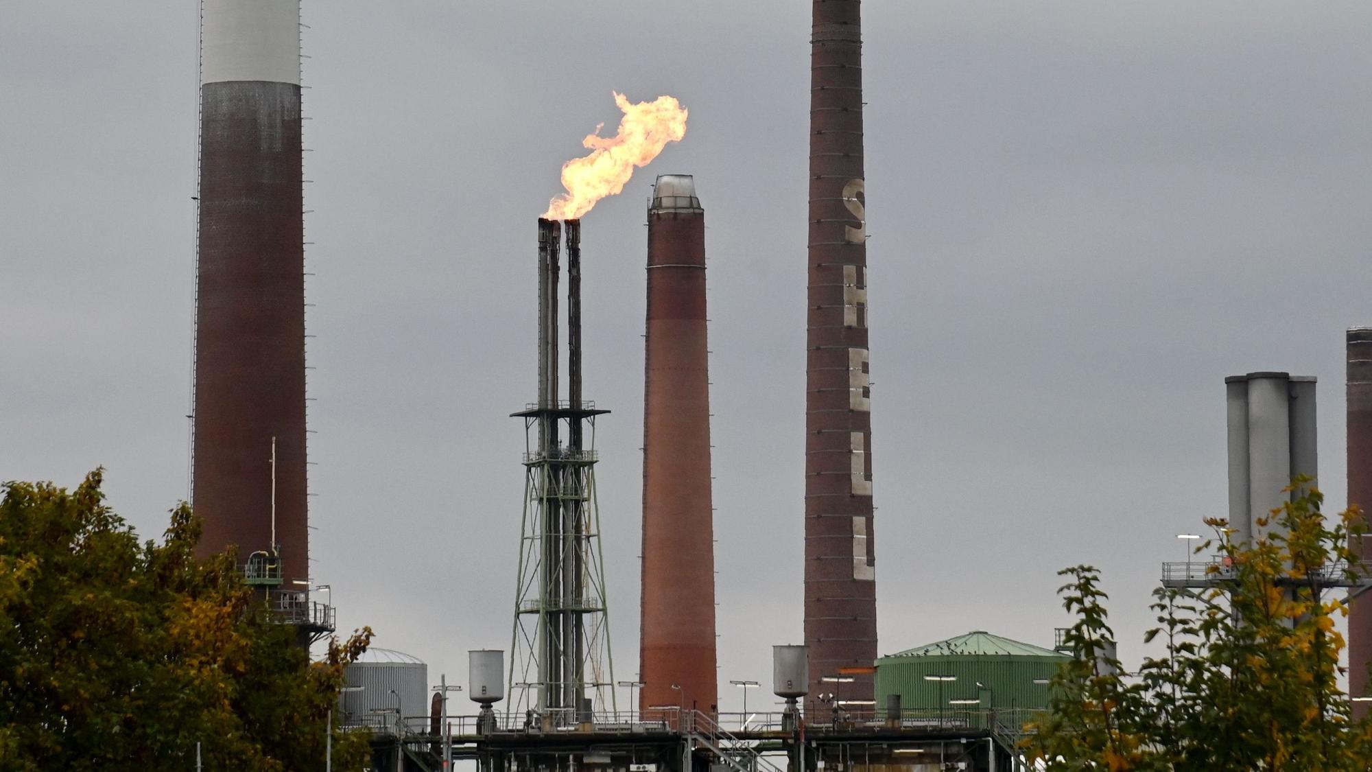 Beim Shell Energy and Chemicals Park Rheinland in Godorf ist die Feuerwehr im Einsatz. (Archivbild)