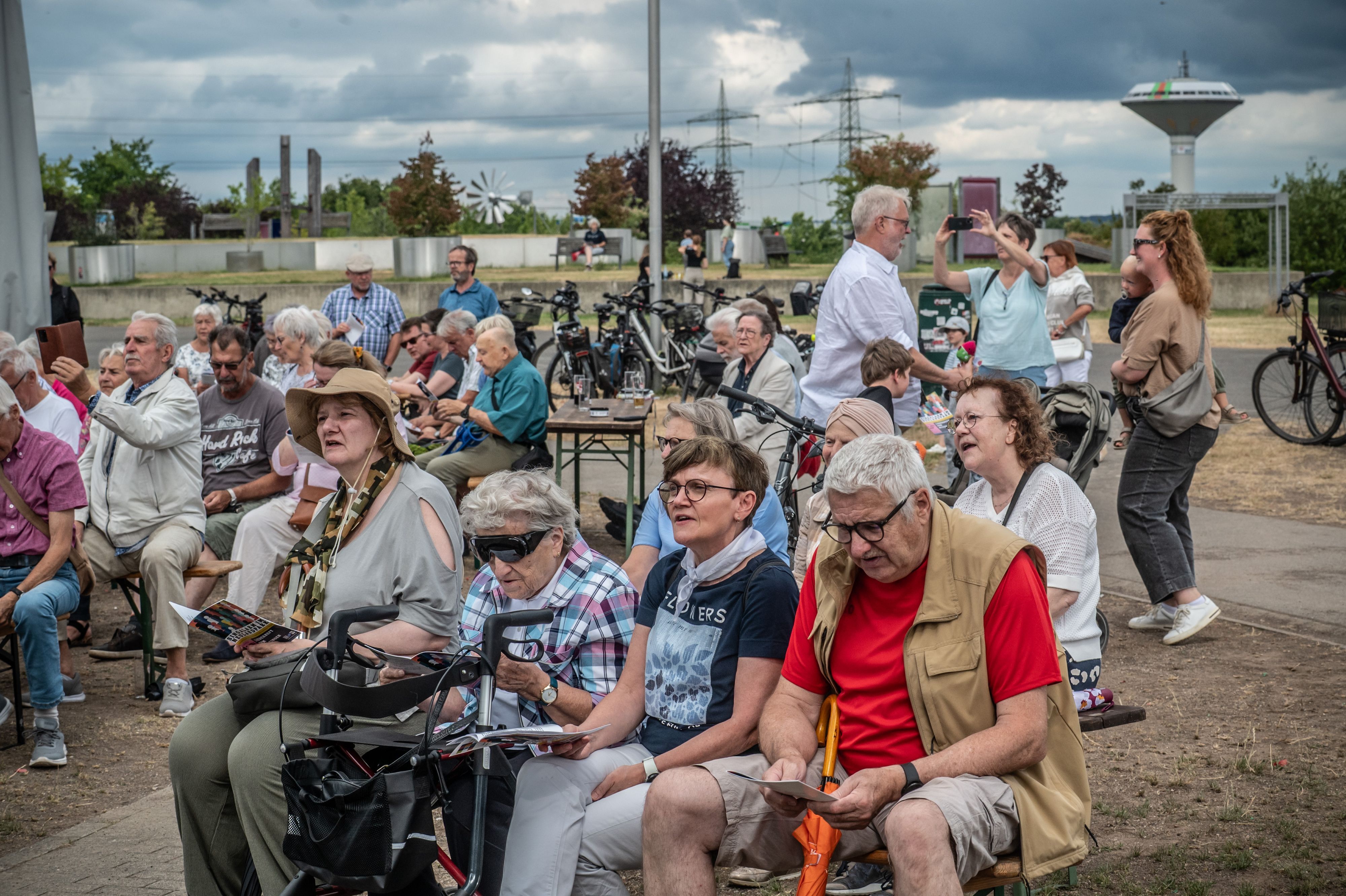 Zum Singalarm im Neulandpark mit dem Bayer Männerchor und dem Langenfelder Frauenchor waren 500 Zuschauer und Mitsinger gekommen.