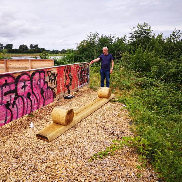 Das Foto zeigt den Naturschützer neben einer Schutzwand, die mit Graffiti beschmiert ist.