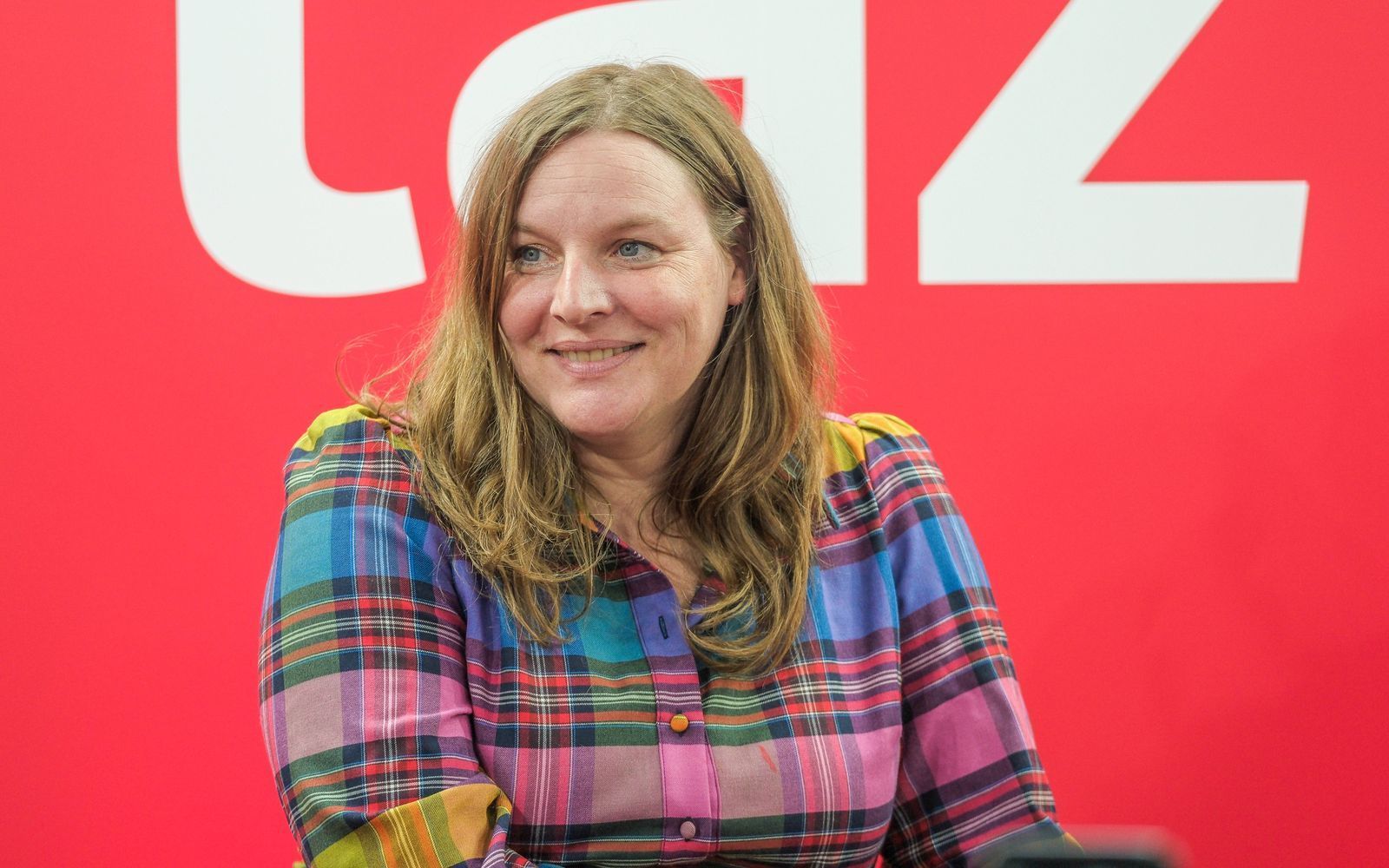 Wegen einer Stimmstörung kann Judith Holofernes - hier bei der Leipziger Buchmesse 2026 - nicht mehr als Sängerin arbeiten. (Bild: IMAGO / Christian Grube)
