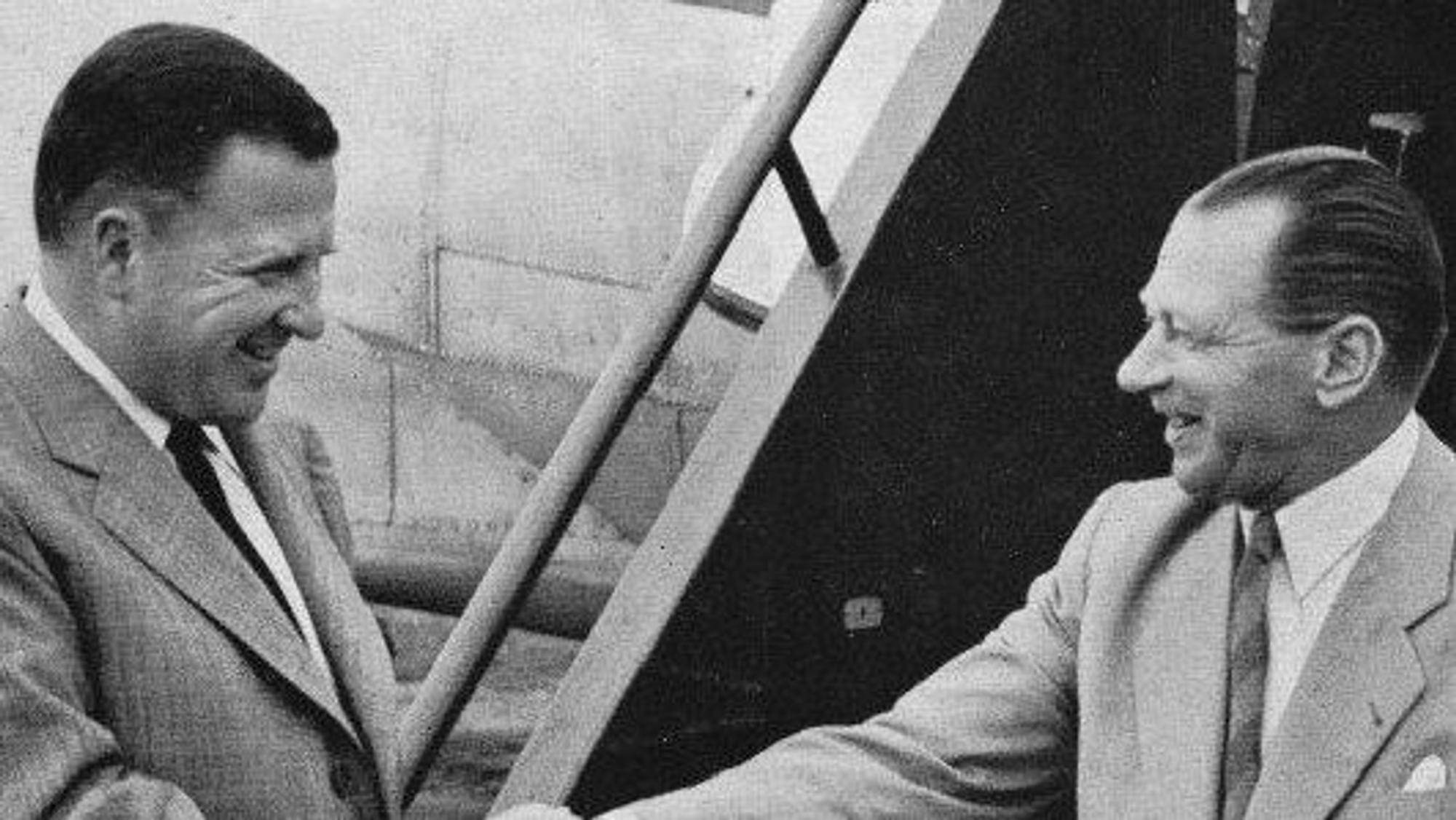 Erhard Vitger (r.) begrüßt Henry Ford II.