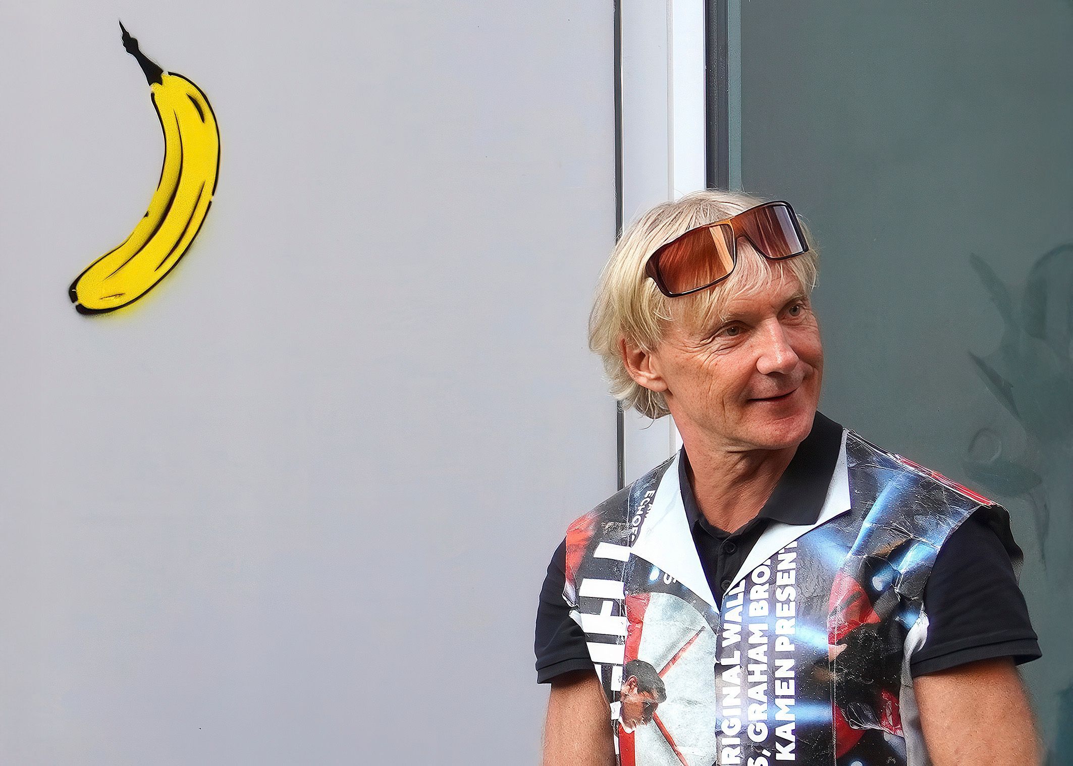 Thomas Baumgärtel steht neben einer aufgesprühten Banane.