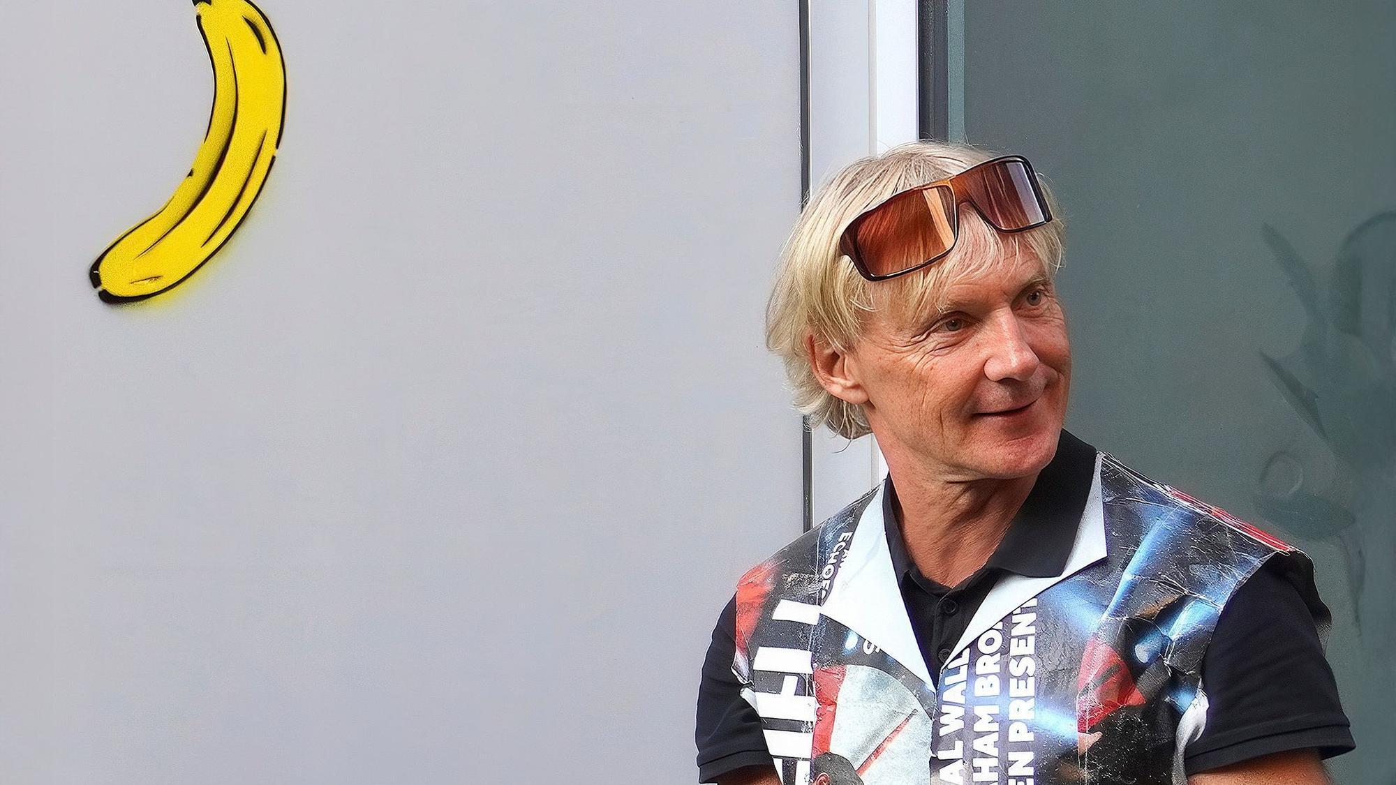 Thomas Baumgärtel steht neben einer aufgesprühten Banane.