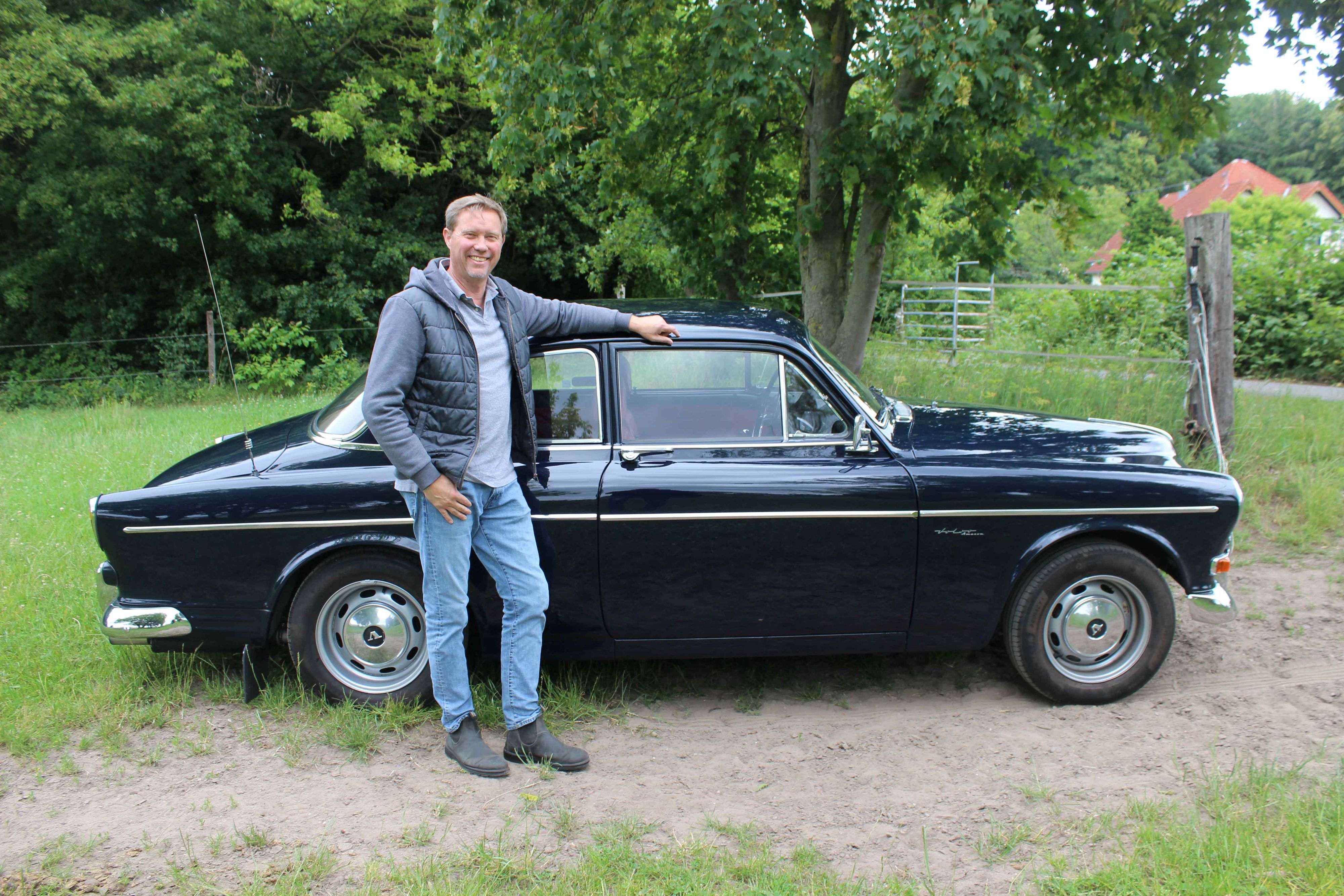 Tobias Ernst steht neben seinem Volvo P121