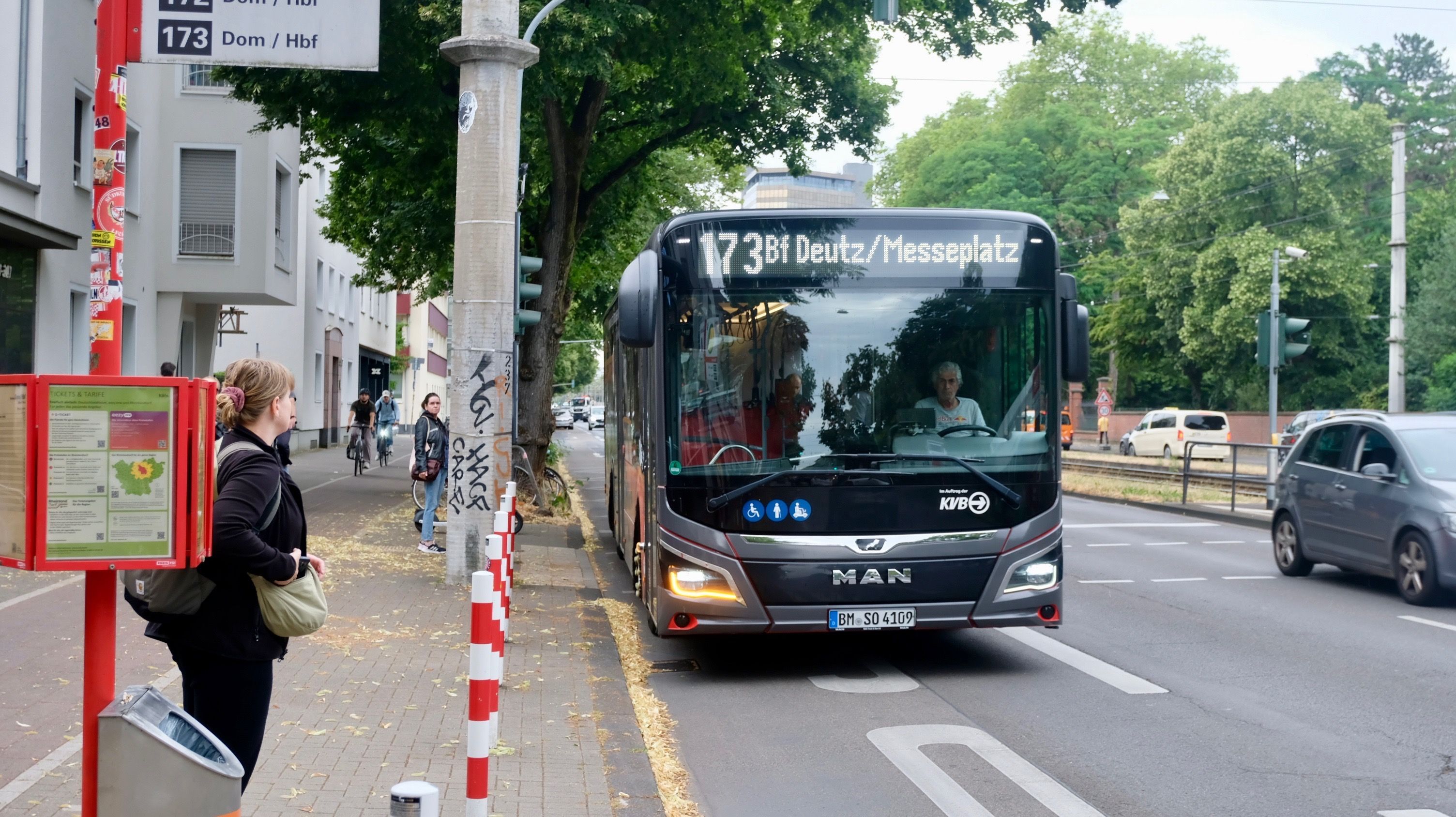 Die Expressbuslinie 173 auf der Aachener Straße an der Haltestelle „Maarweg“.