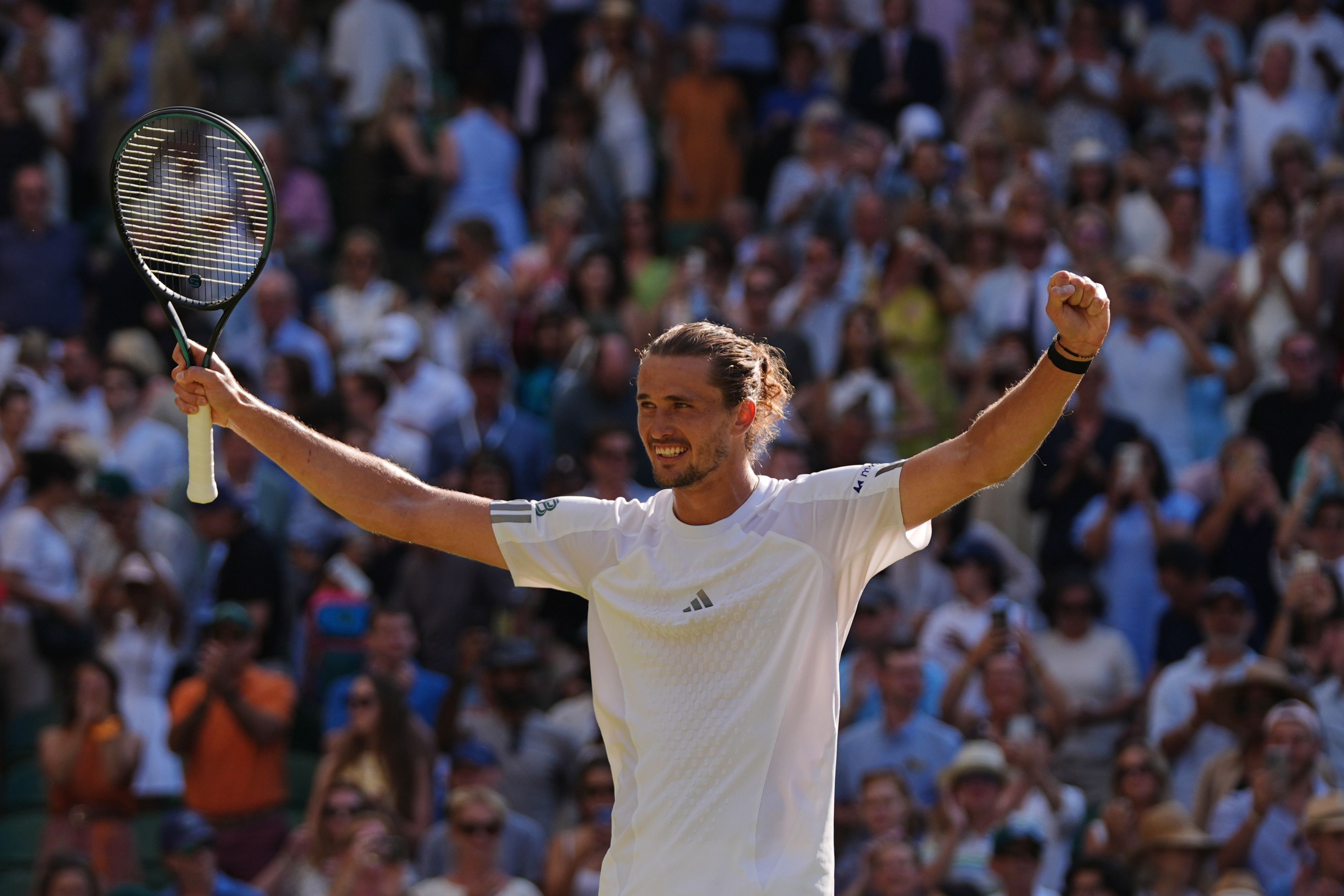 Alexander Zverev jubelt über seinen Sieg mit ausgebreiteten Armen.